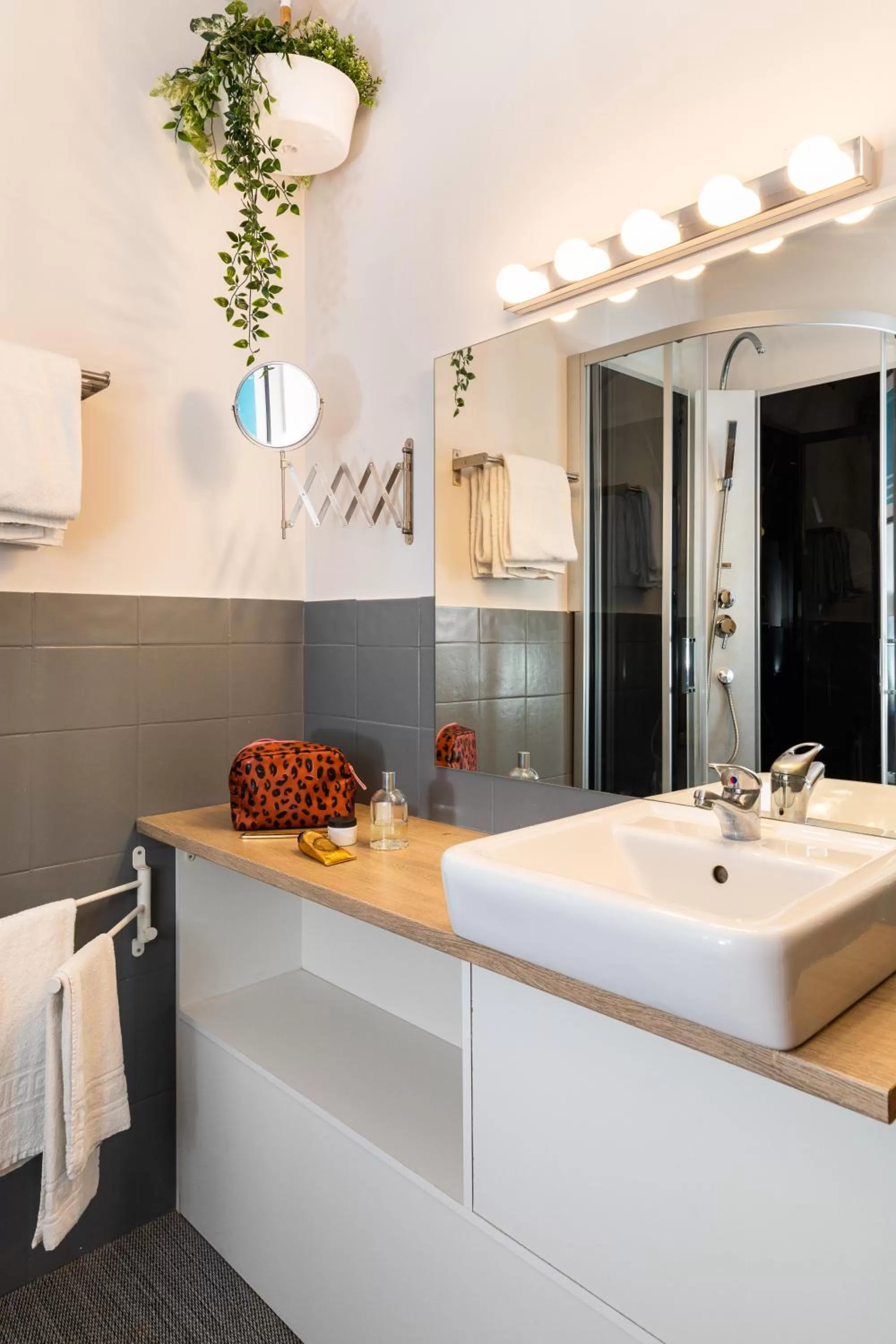 Shower in Hôtel Les Hauts de Meursault