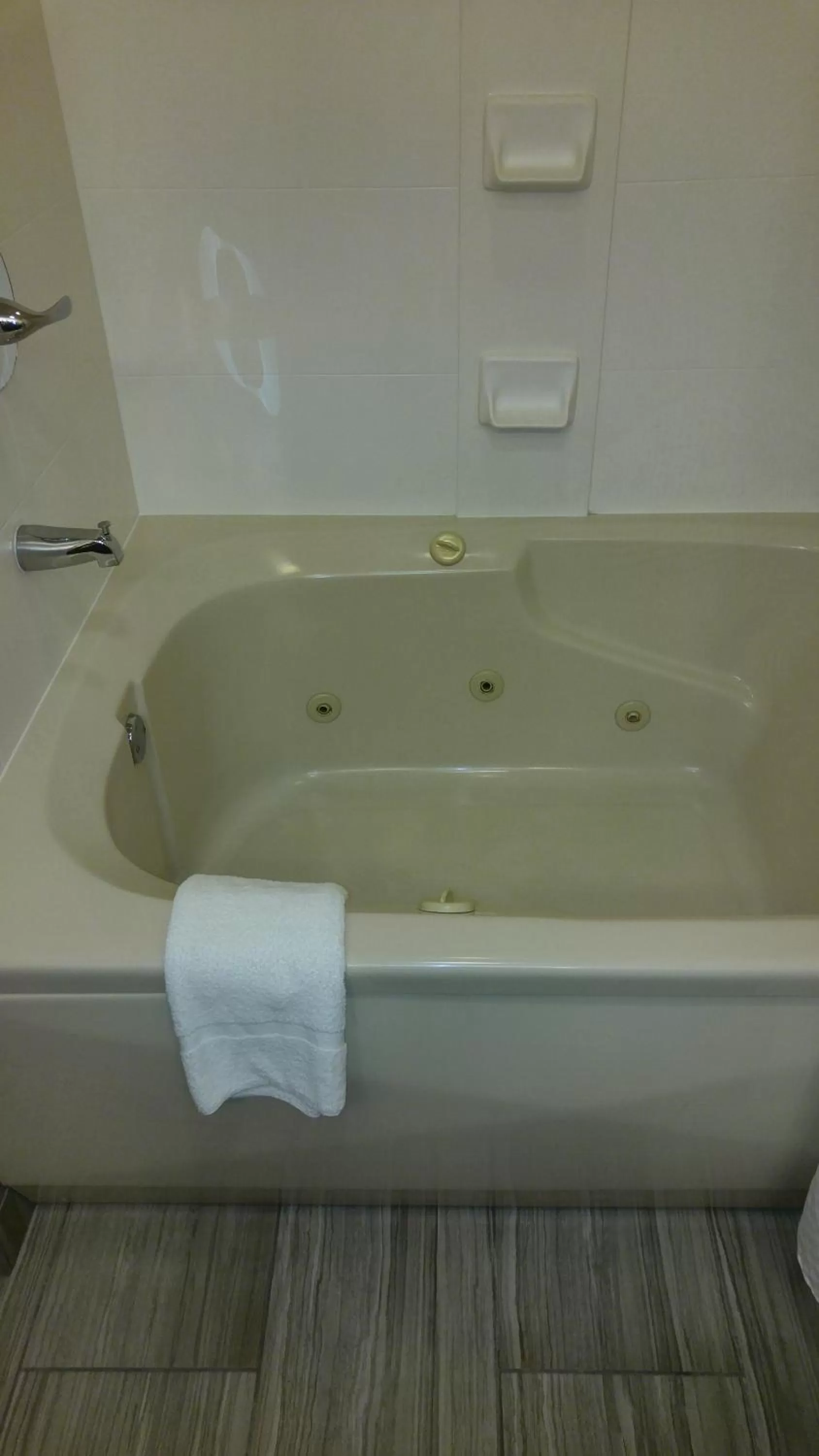 King Suite with Jetted Tub - Non-Smoking in Baymont by Wyndham Copley Akron