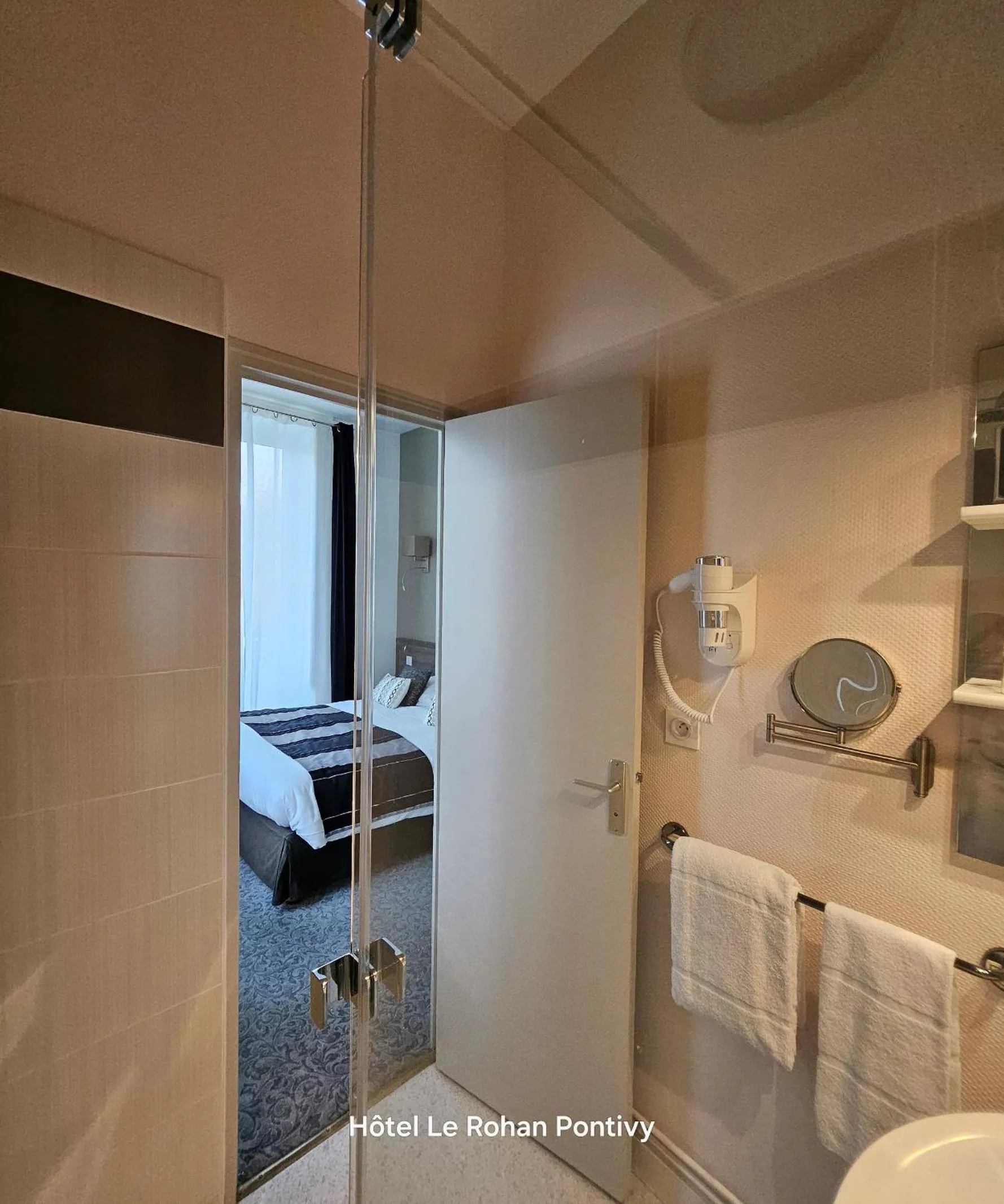 Shower in Hôtel Le Rohan Charme et Caractère