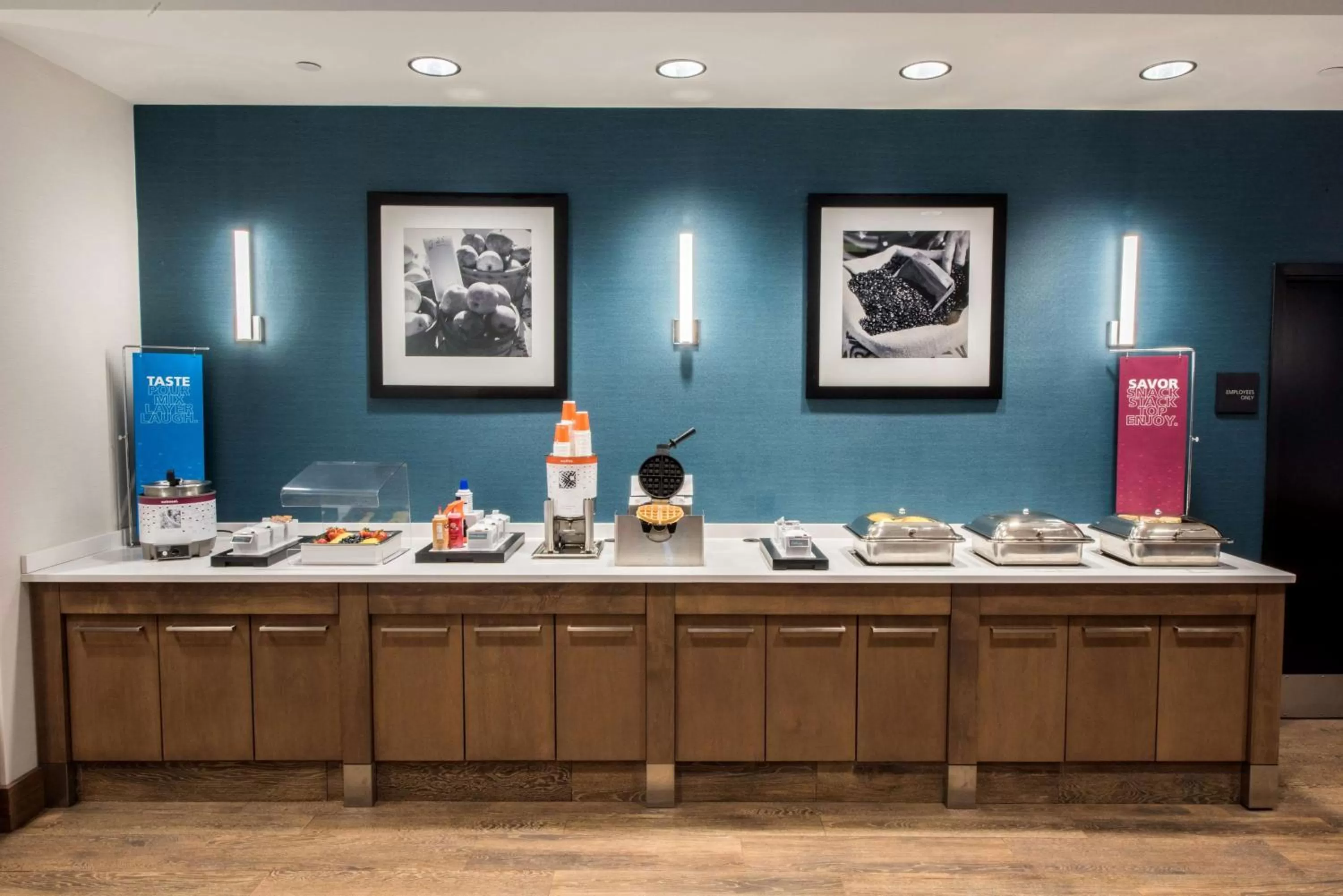 Dining area in Hampton Inn Albany-Western Ave/University Area, NY