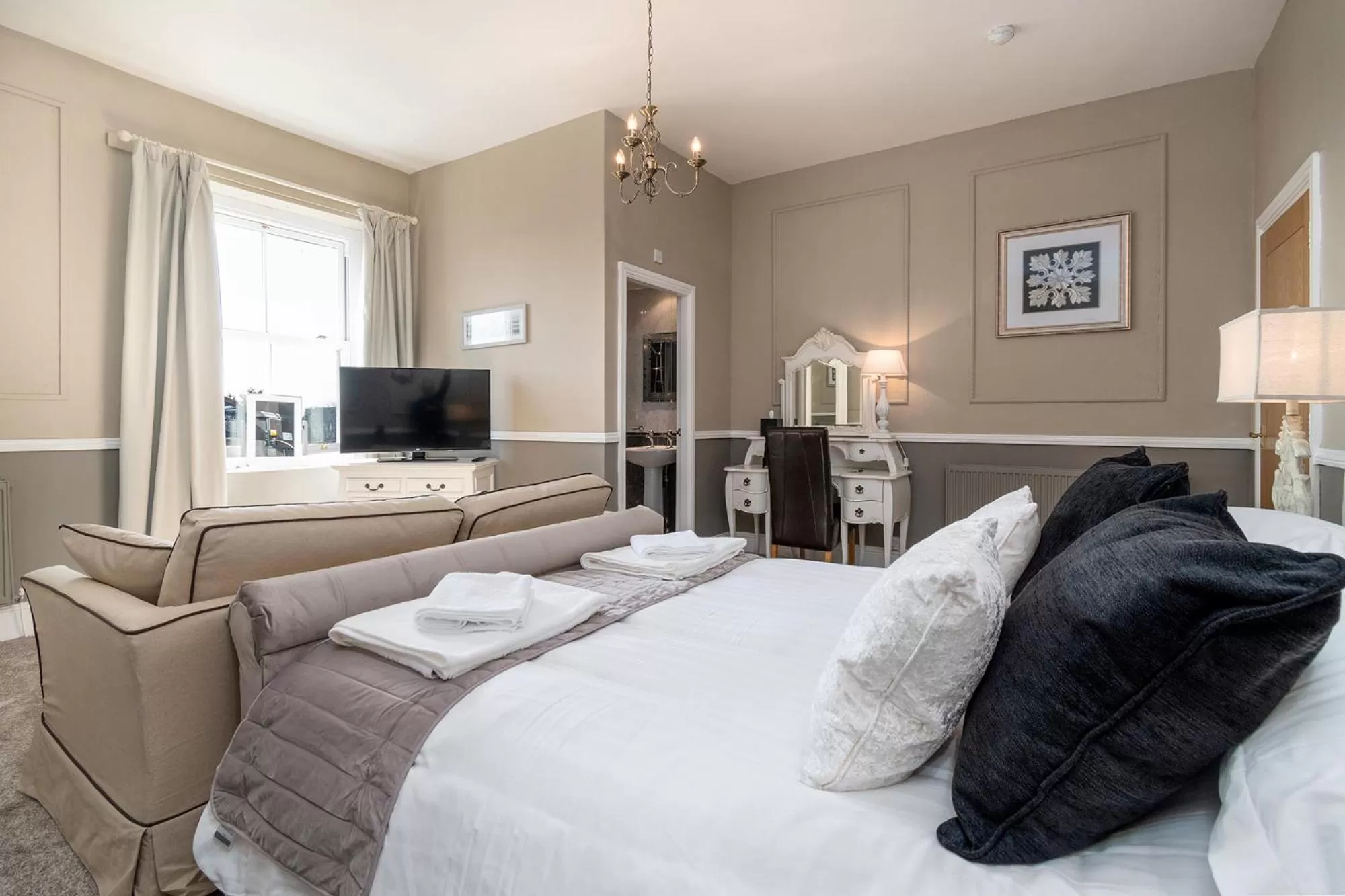 TV and multimedia, Bed in Lansdowne House with Private Car Park