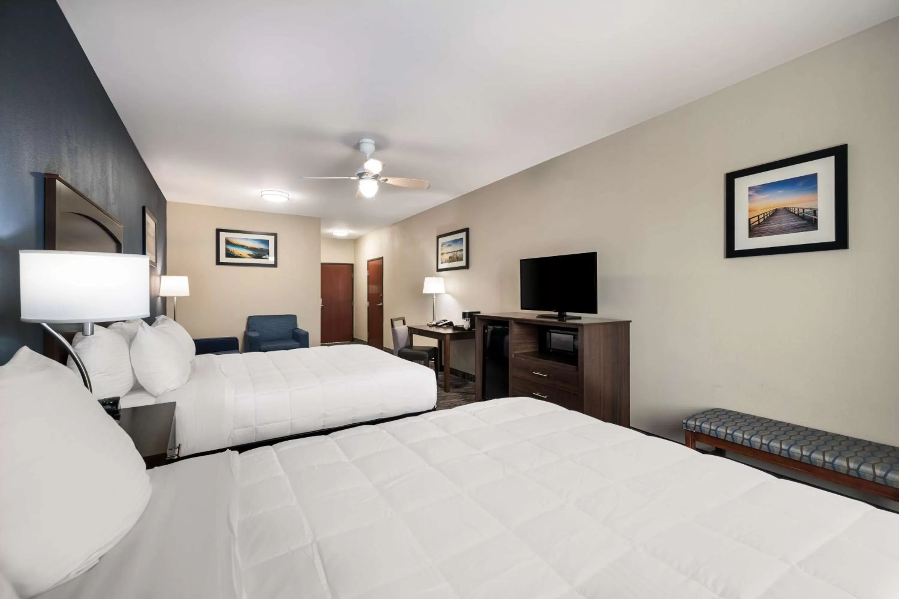 Photo of the whole room, Bed in Best Western Plus Lake Dallas Inn & Suites
