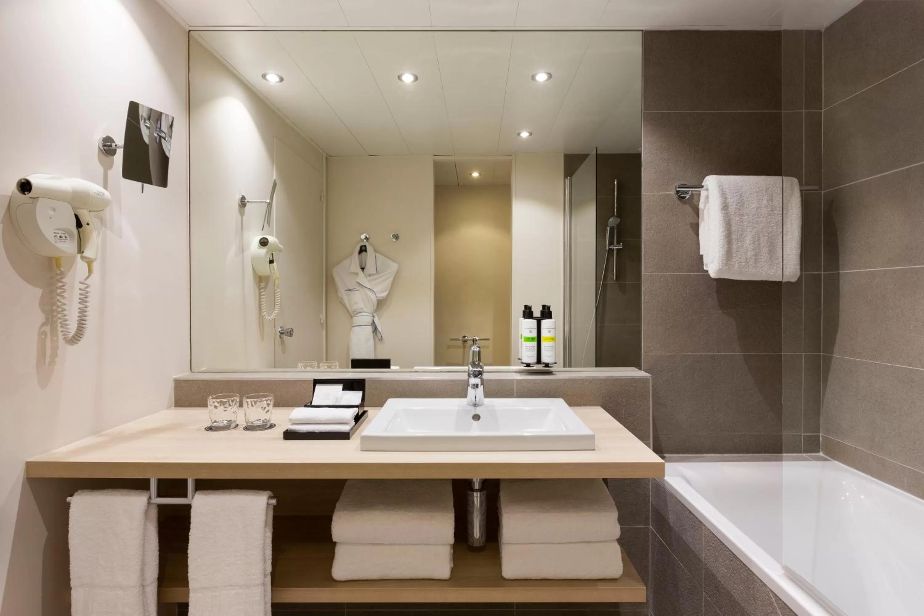 Bathroom in Pullman Paris Montparnasse