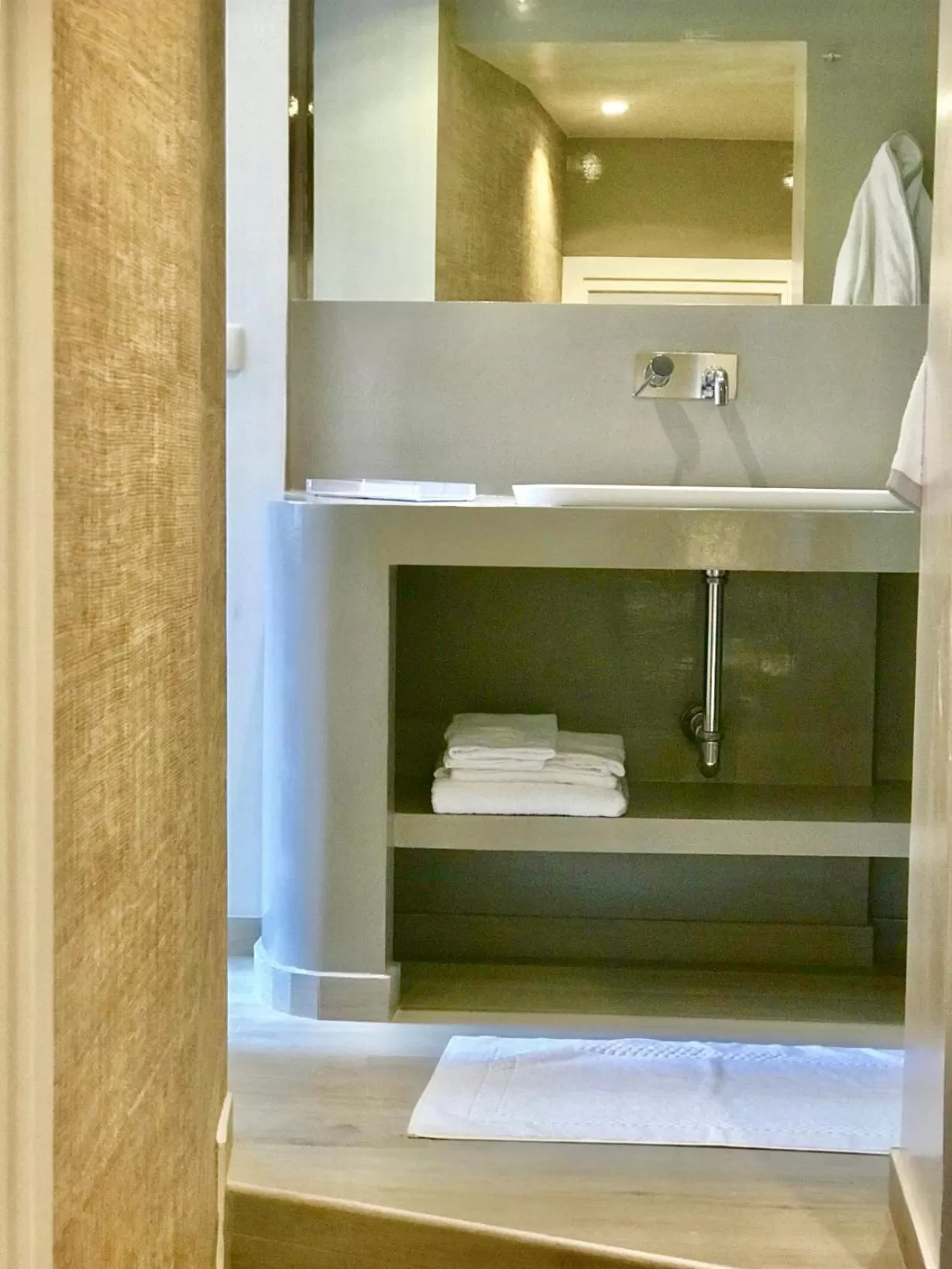 Bathroom in Les Lilas