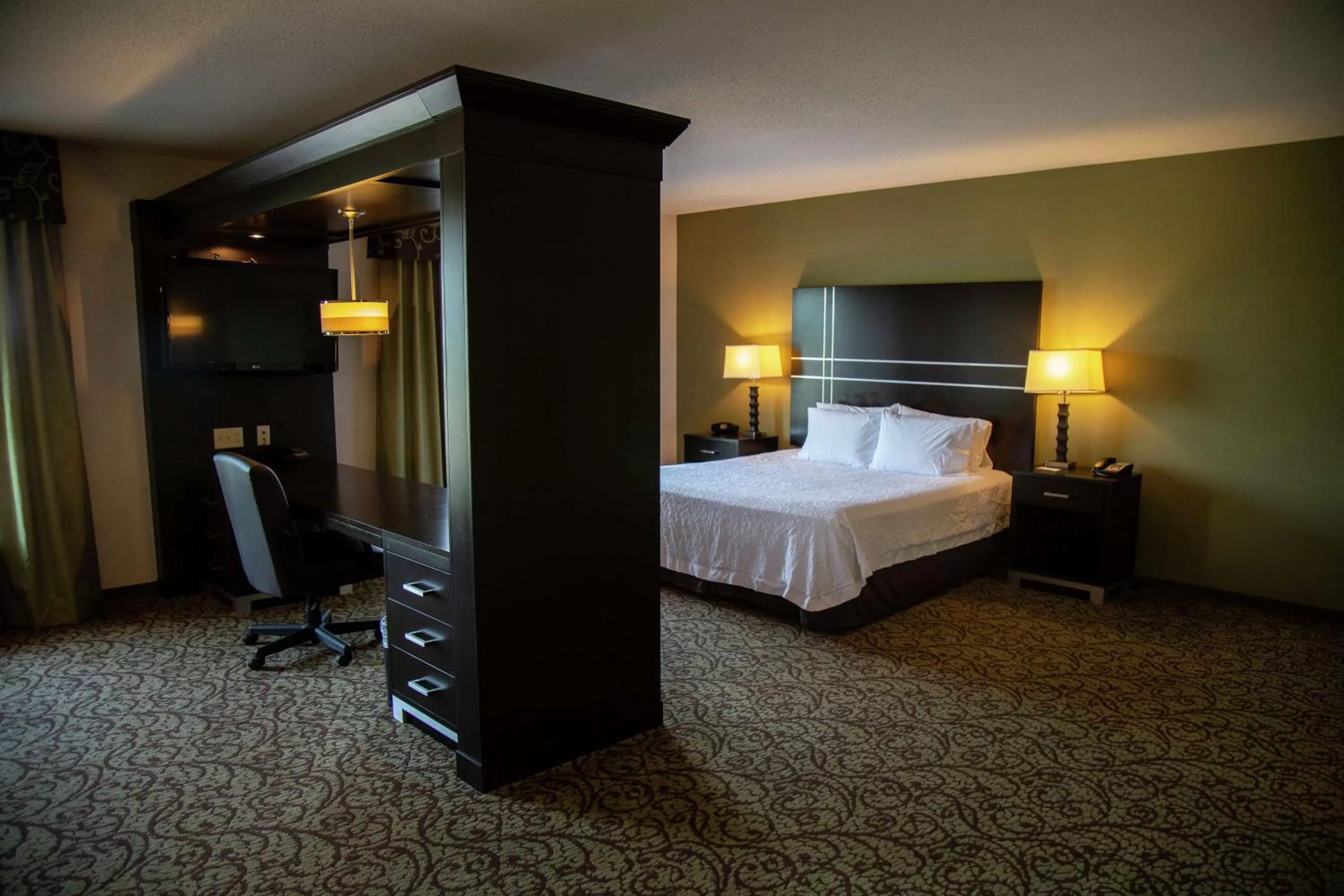 Bedroom, Bed in Hampton Inn & Suites Sharon