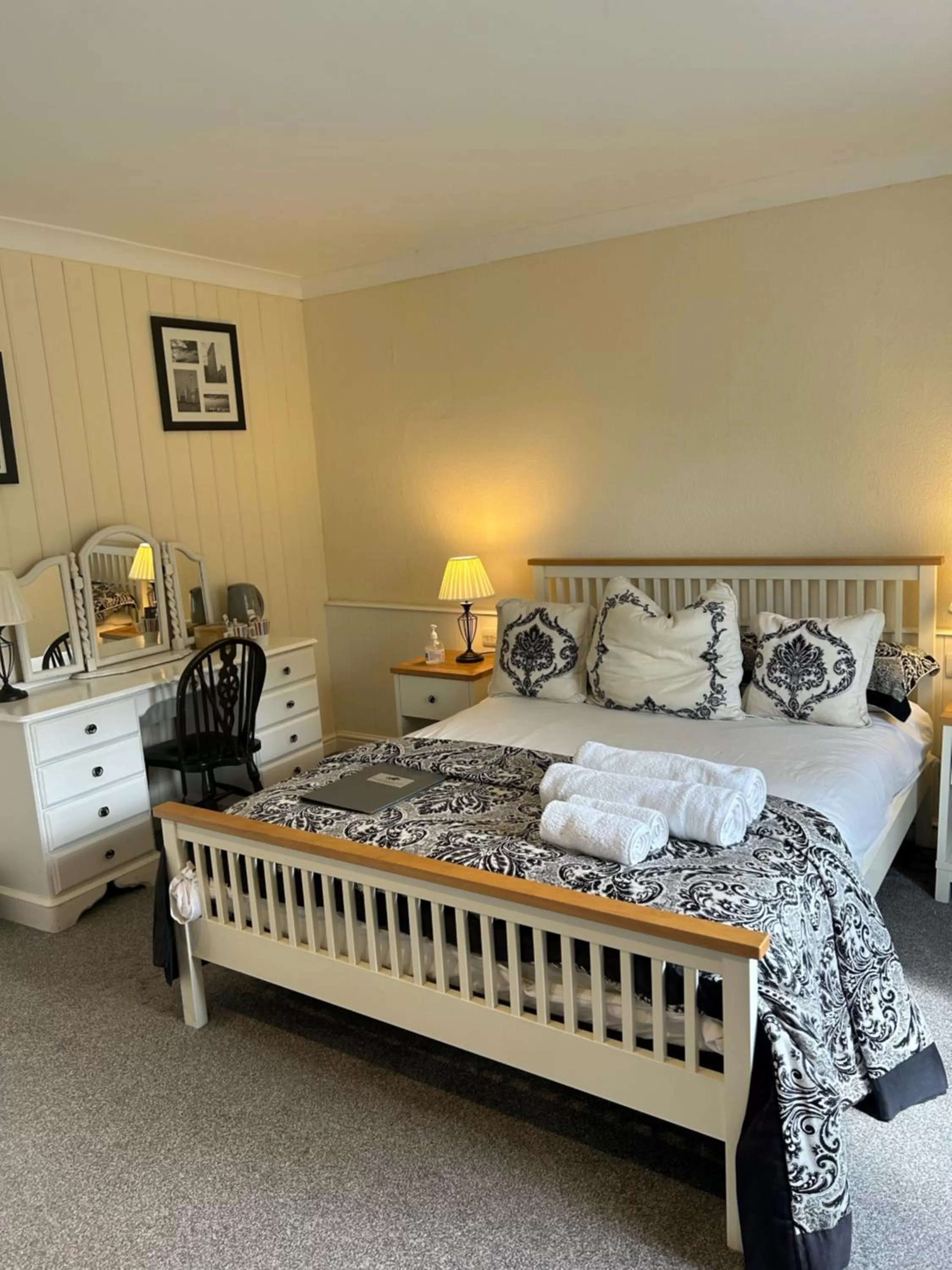 Bedroom, Bed in The Highwayman Hotel