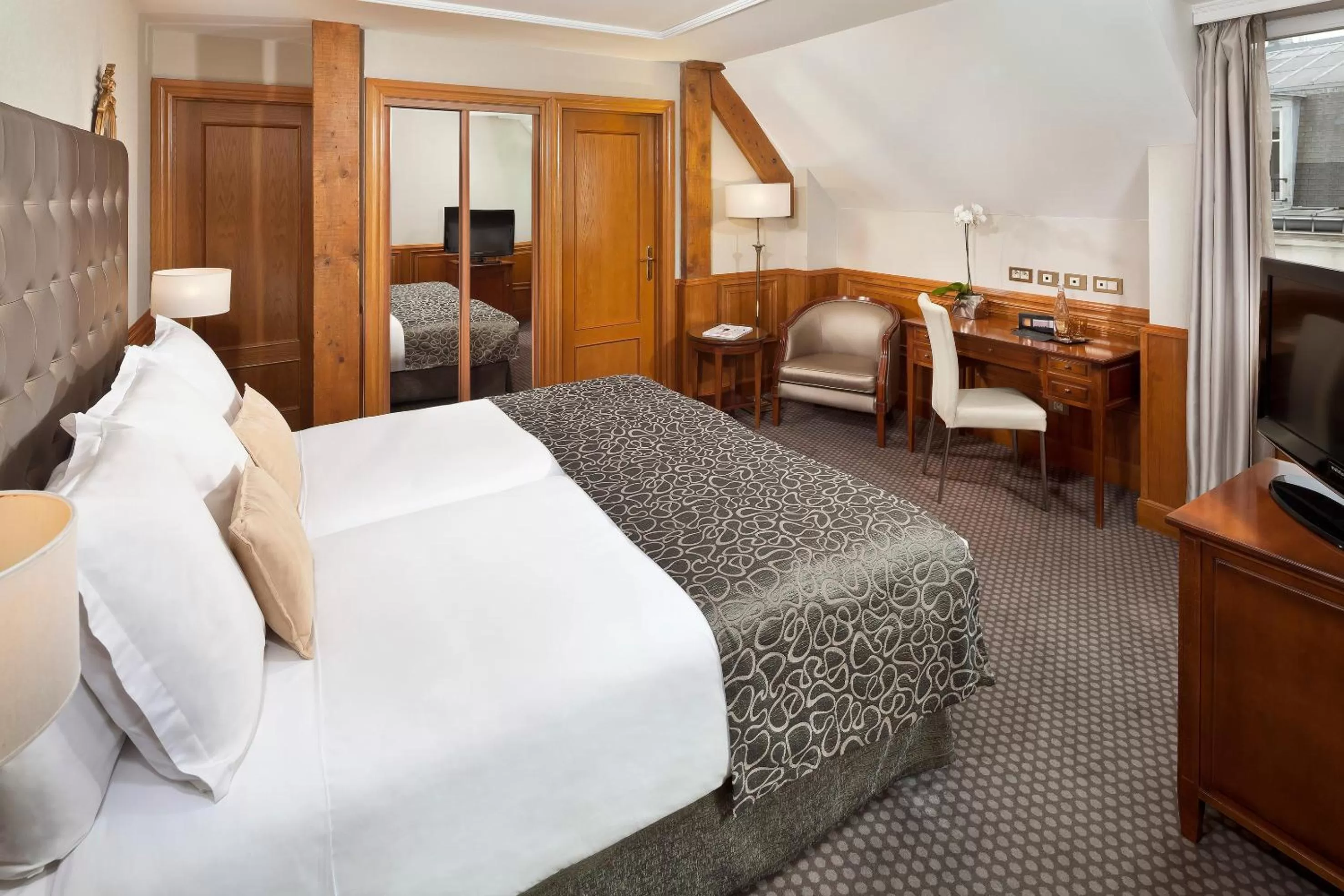 Bed in Meliá Paris Vendôme