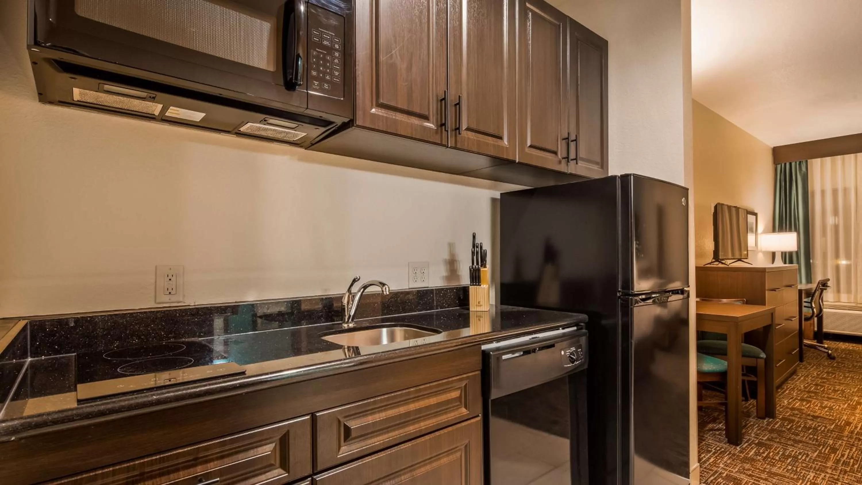 Kitchen or kitchenette in Best Western Plus/Executive Residency Elk City