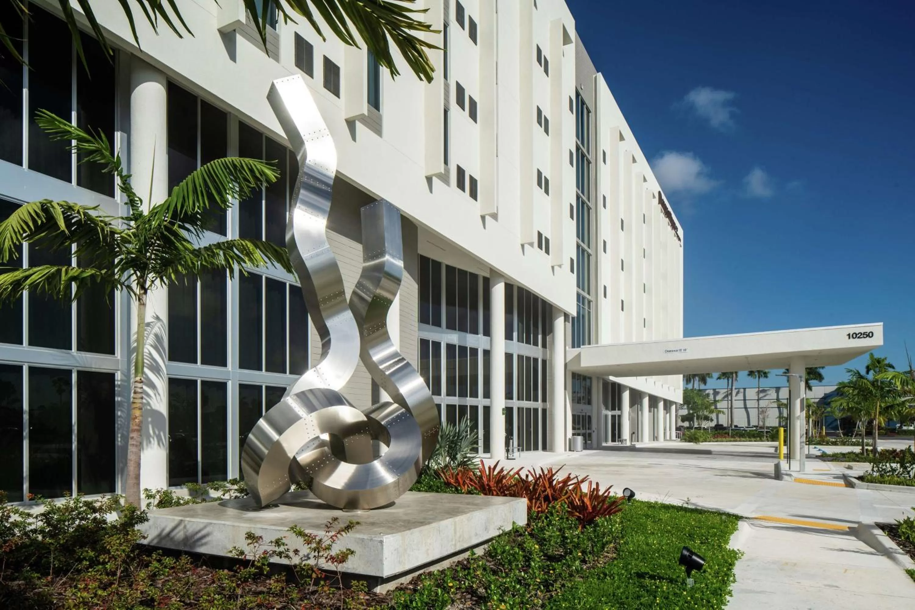 Property building in DoubleTree by Hilton Miami Doral