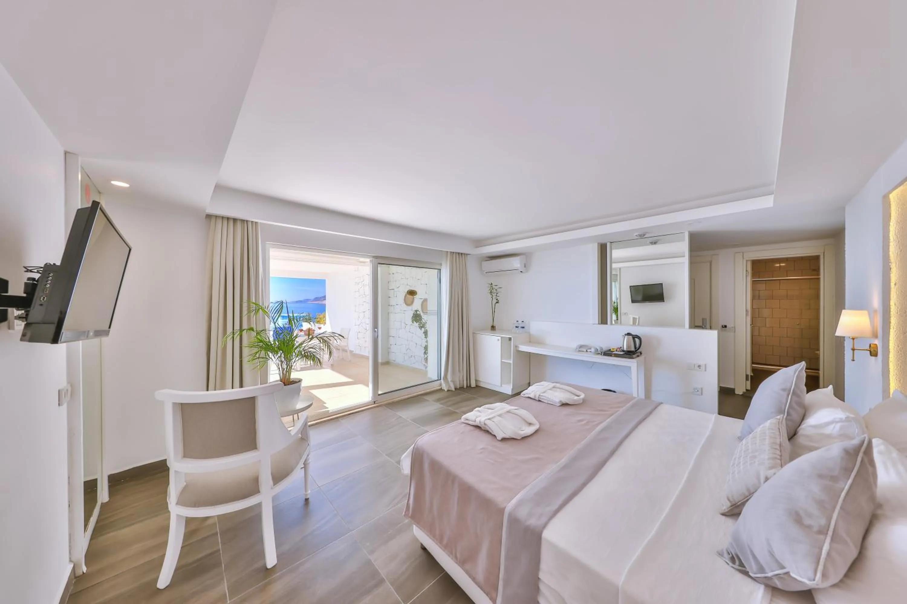 Photo of the whole room, Bed in La Kumsal Hotel