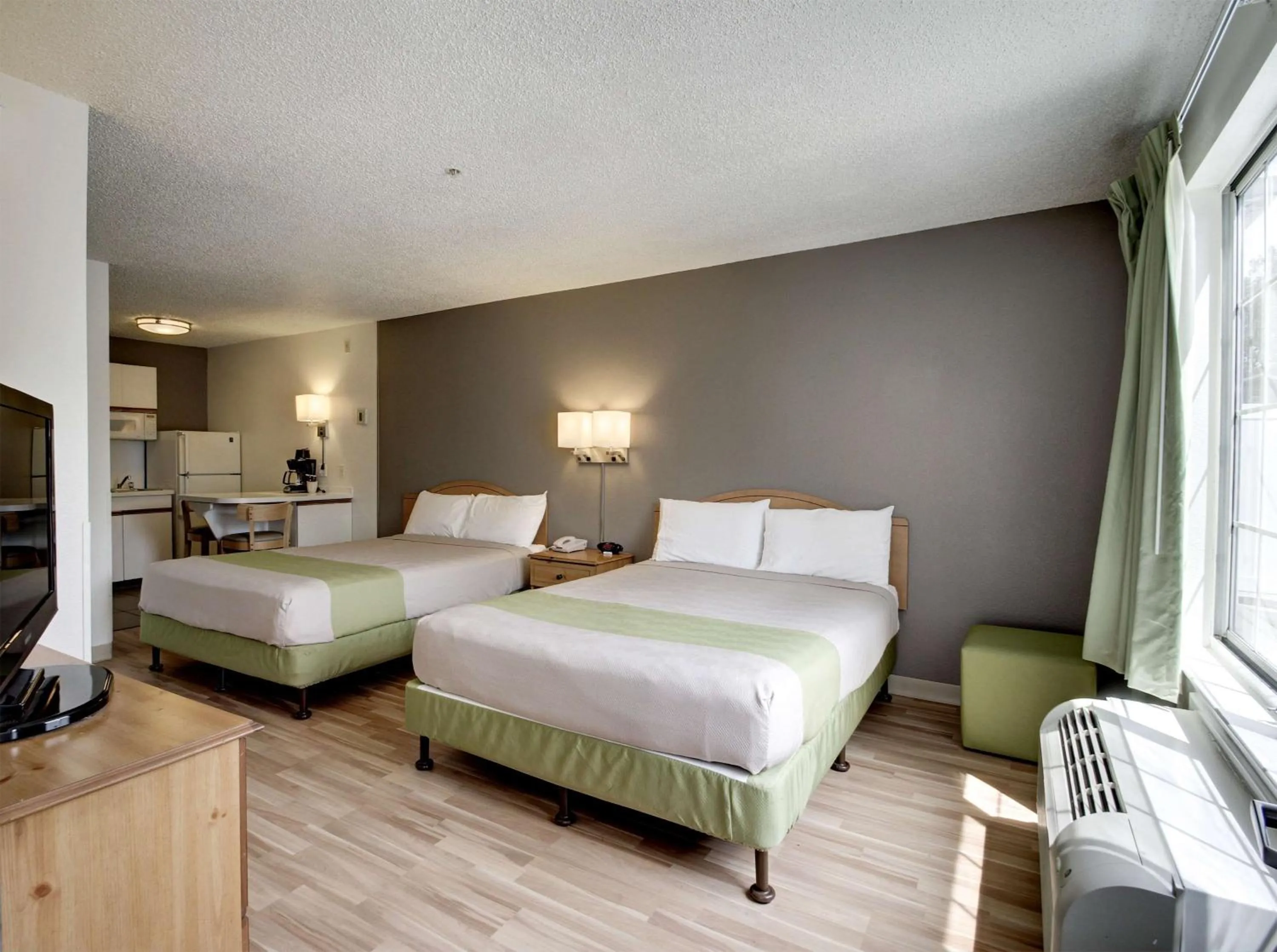 Queen Room with Two Queen Beds - Disability Access in Studio 6-Murray, UT - Salt Lake City - Fort Union