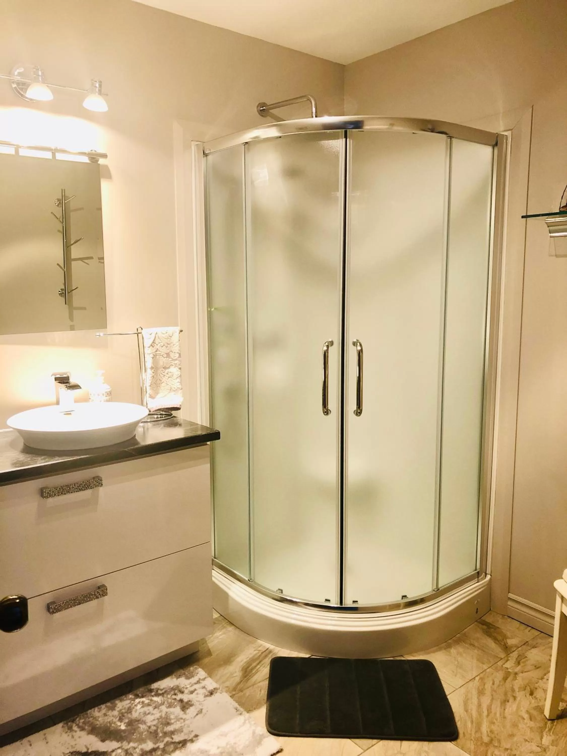 Shower, Bathroom in Gîte de la Montagne Enchantée