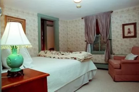 Standard Queen Room in Follansbee Inn