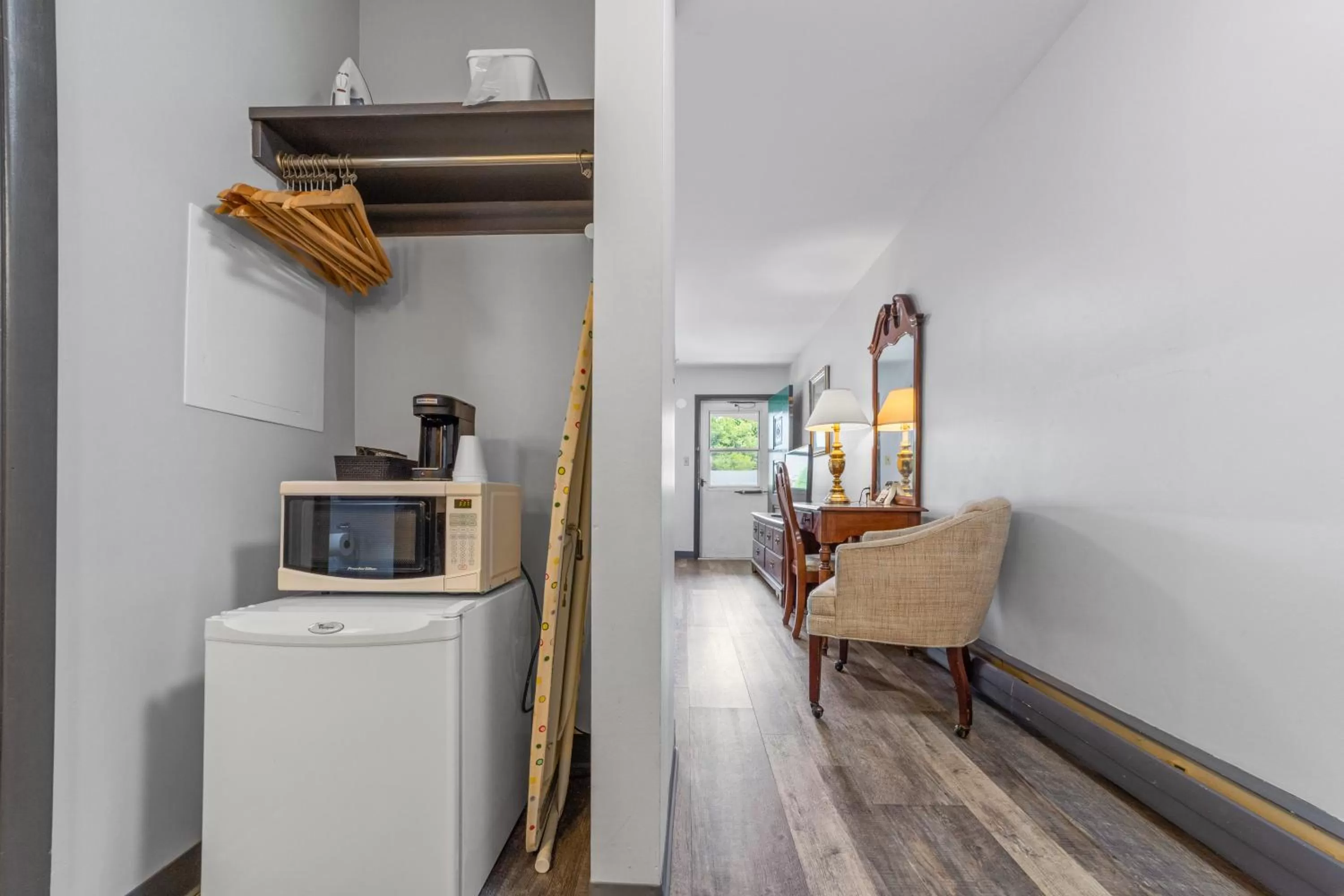 Coffee/tea facilities in Glass House Inn Erie Near I-90 & I-79