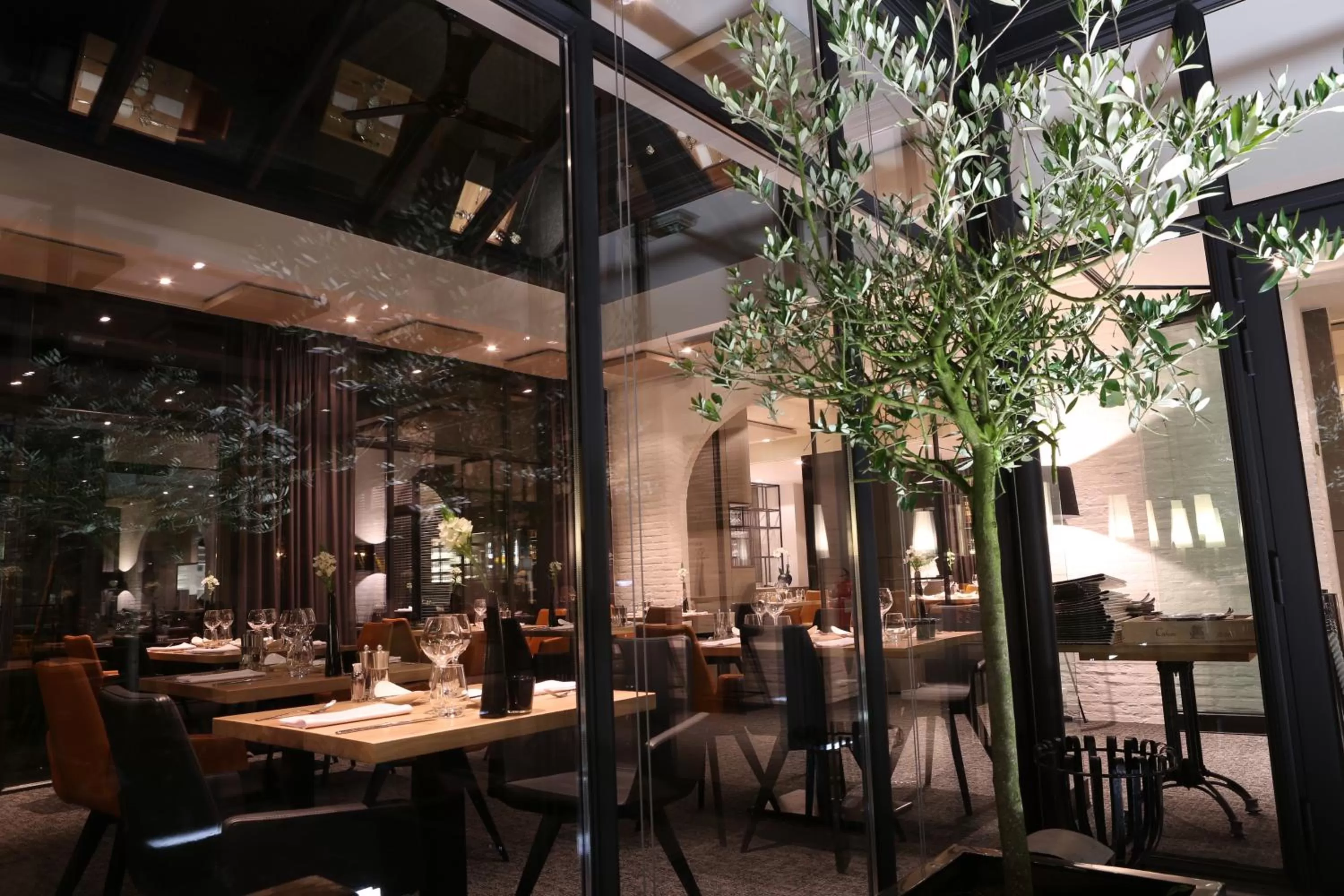 Restaurant/places to eat in Ariane Hotel
