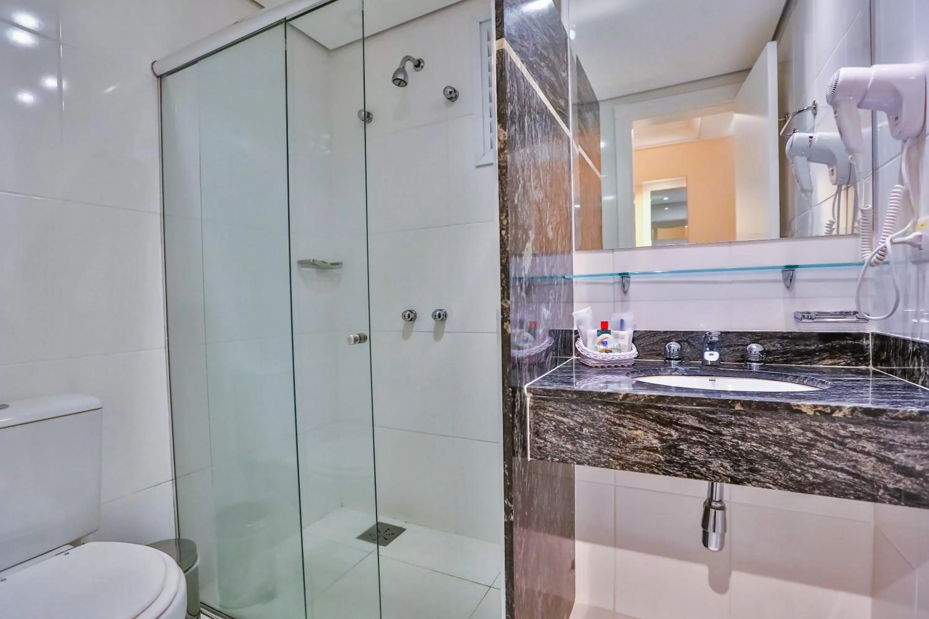 Bathroom in Dubai Macaé by Atlântica