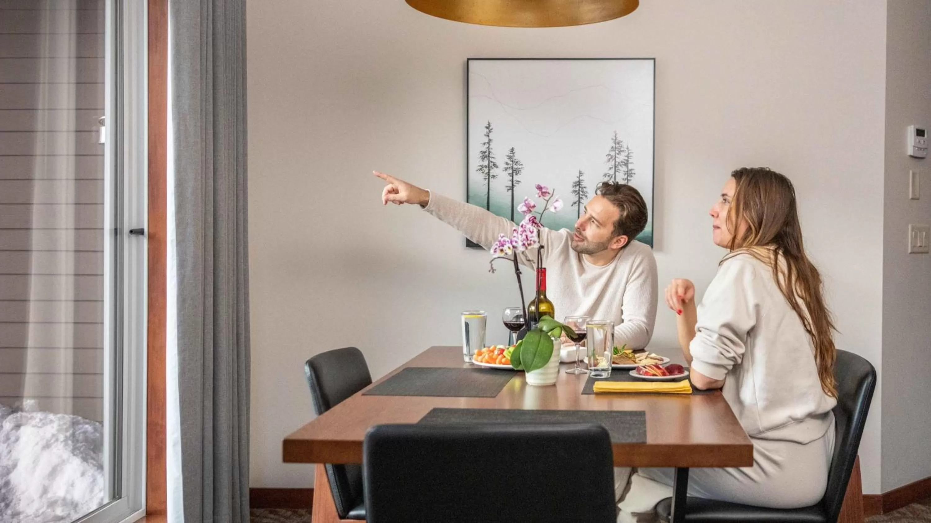 Dining area in Blackstone Mountain Lodge by CLIQUE