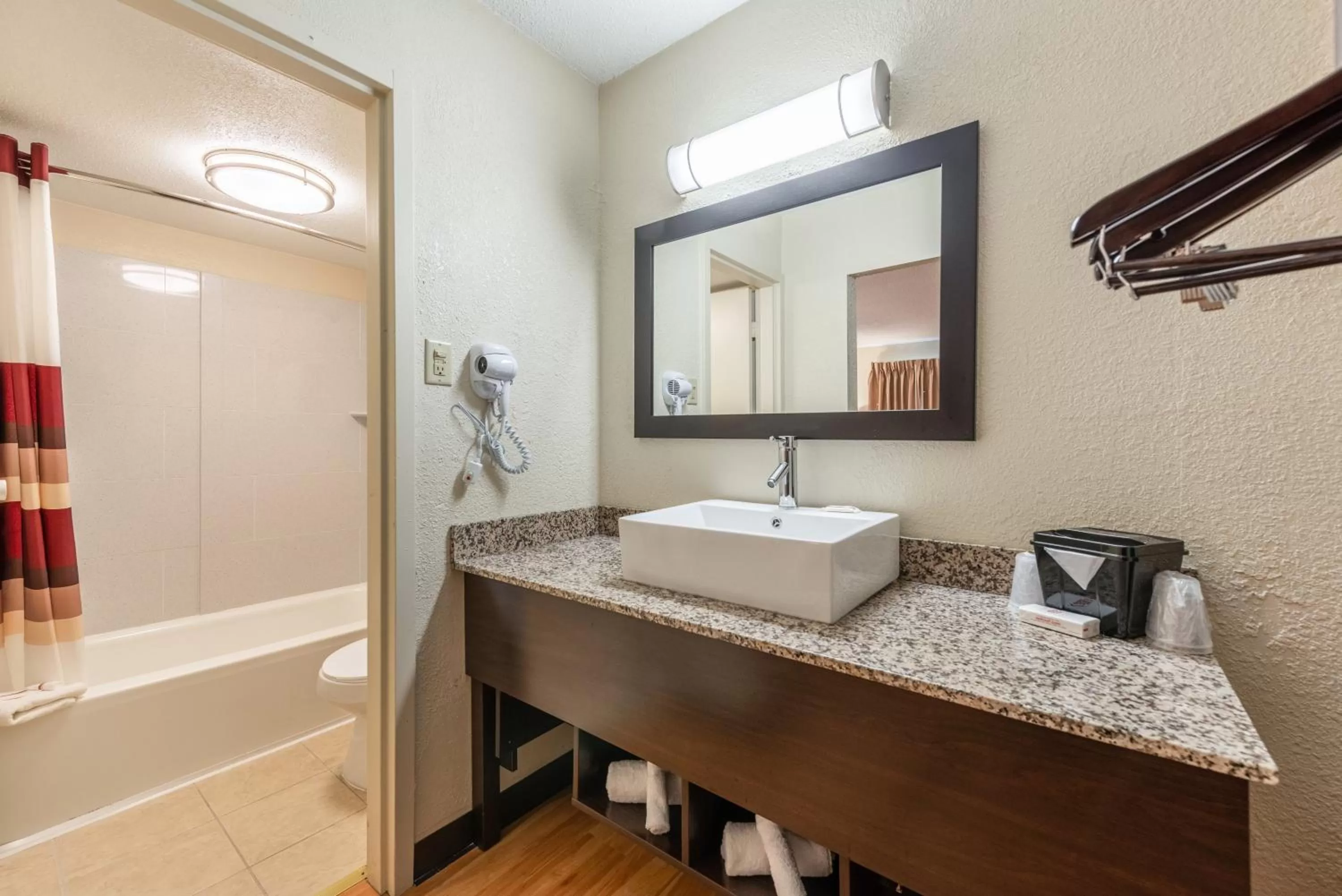 Bathroom in Red Roof Inn Marion, IN