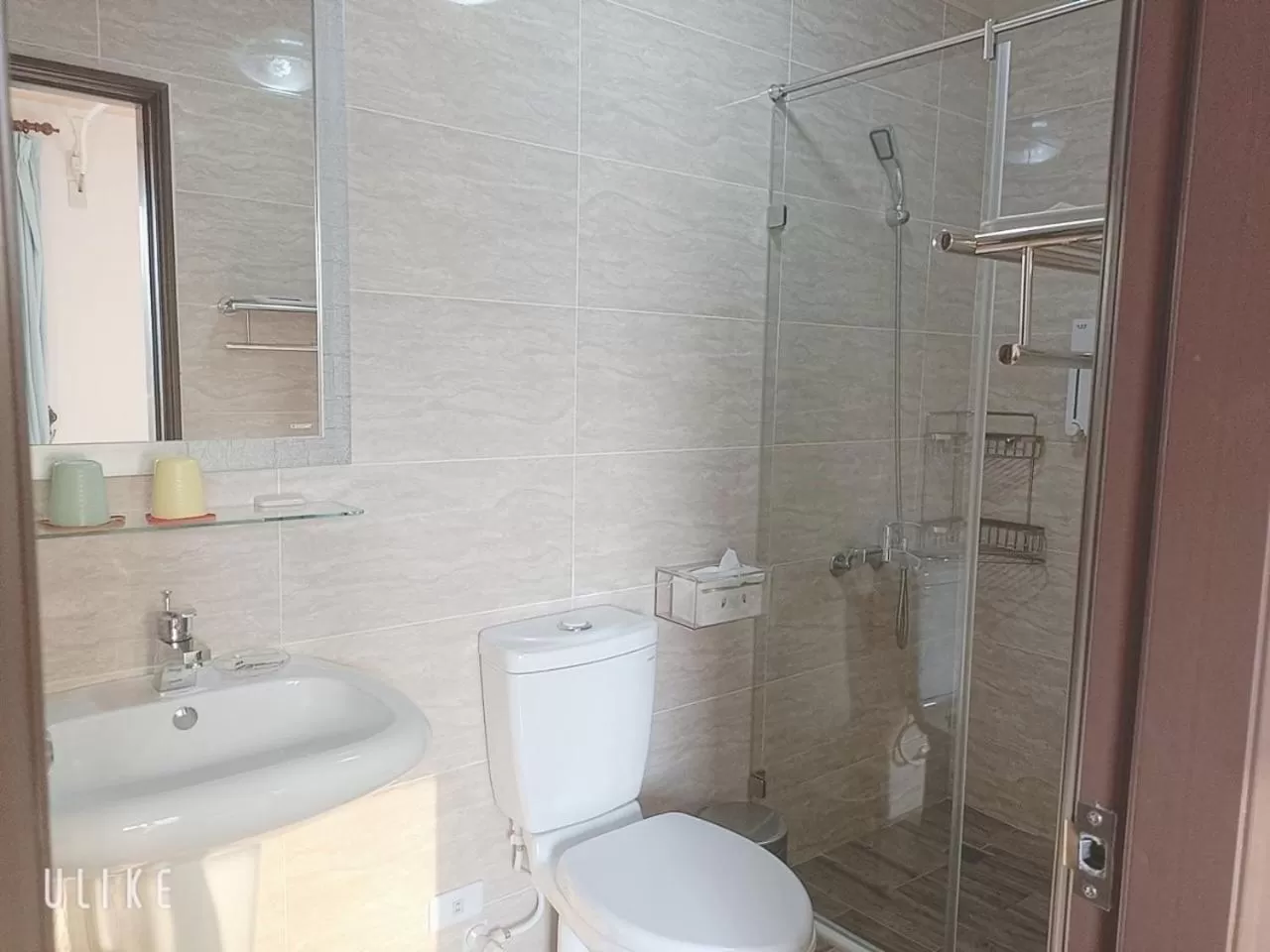 Shower in Happy Life B&B