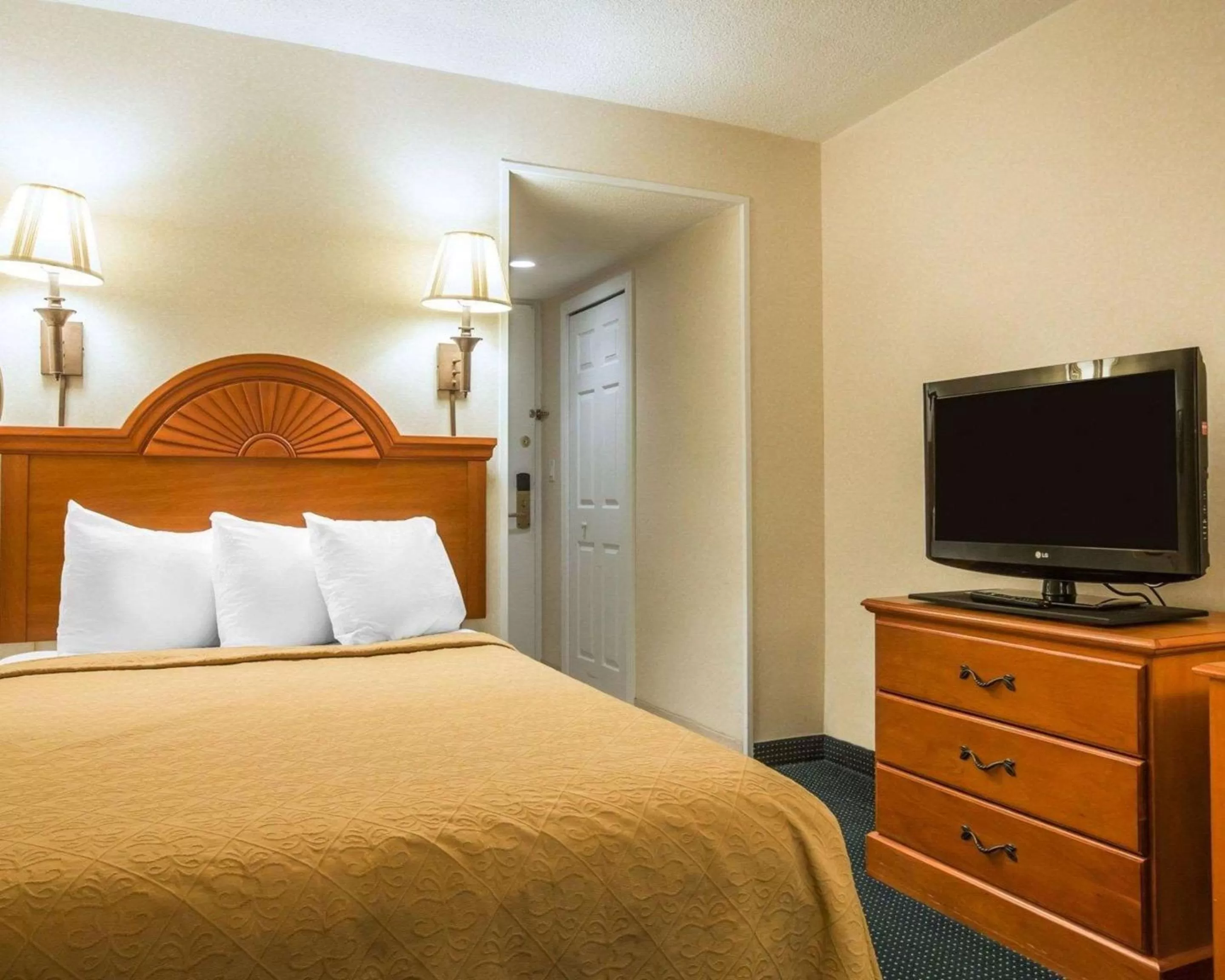 Photo of the whole room, Bed in St Lawrence hotel