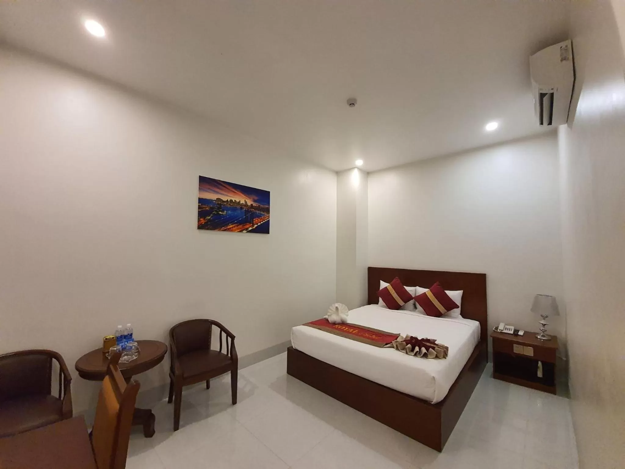 Bedroom, Bed in Royal Hotel