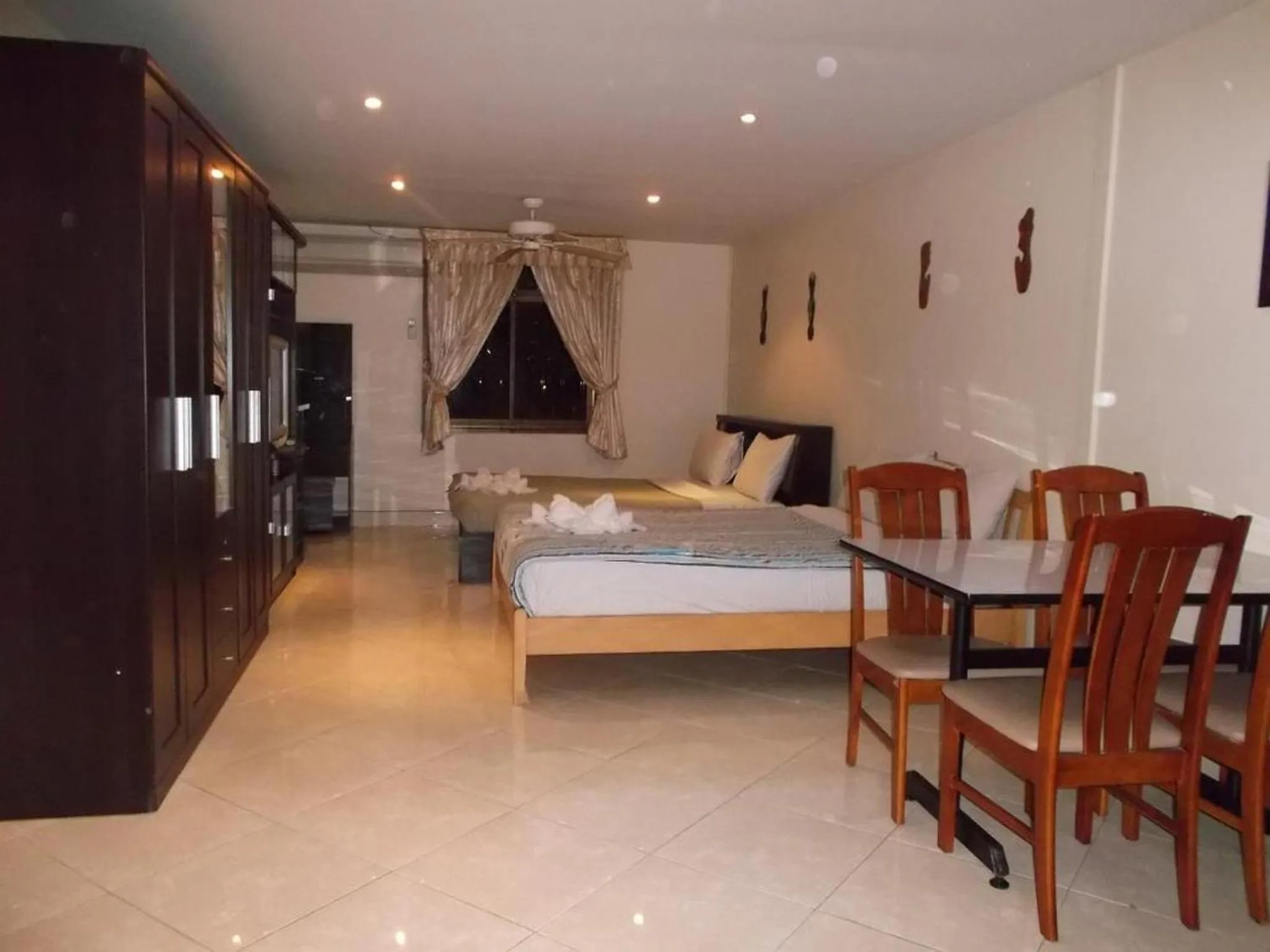 Photo of the whole room, Bed in Chaiyapoon Inn