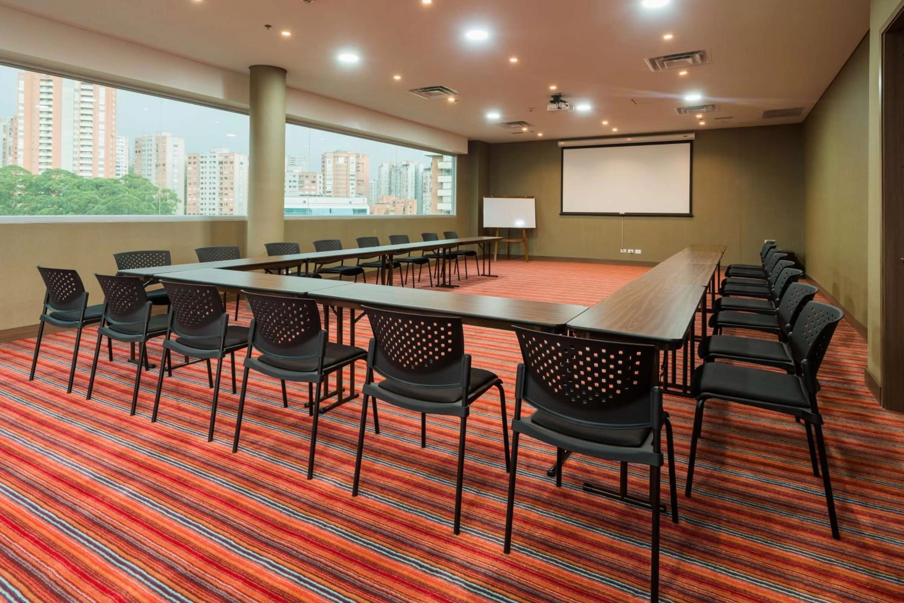 Meeting/conference room in Hampton by Hilton Medellin