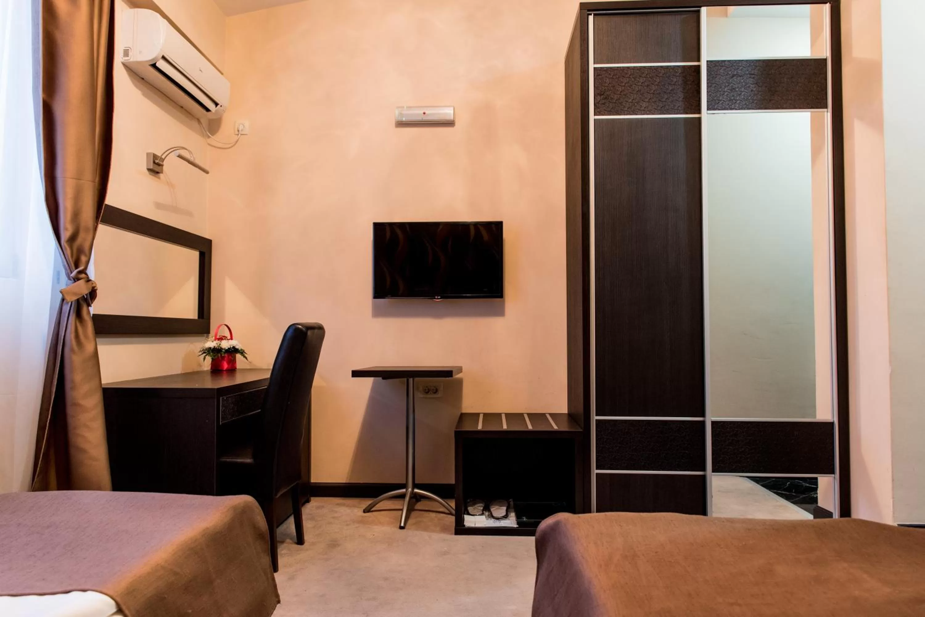 Bedroom, Bed in Hotel Crnogorska Kuća