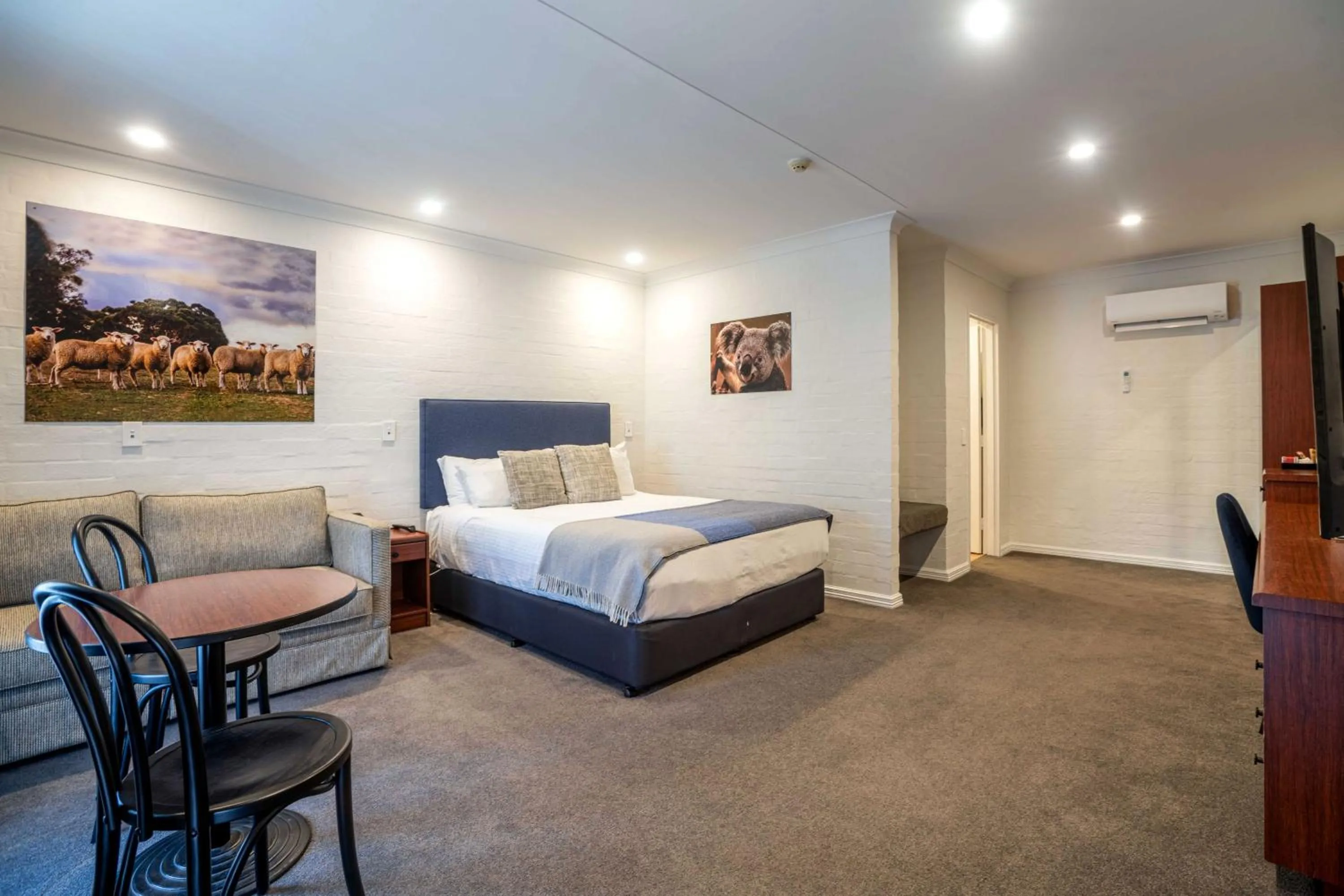 Photo of the whole room, Bed in Town Square Motel