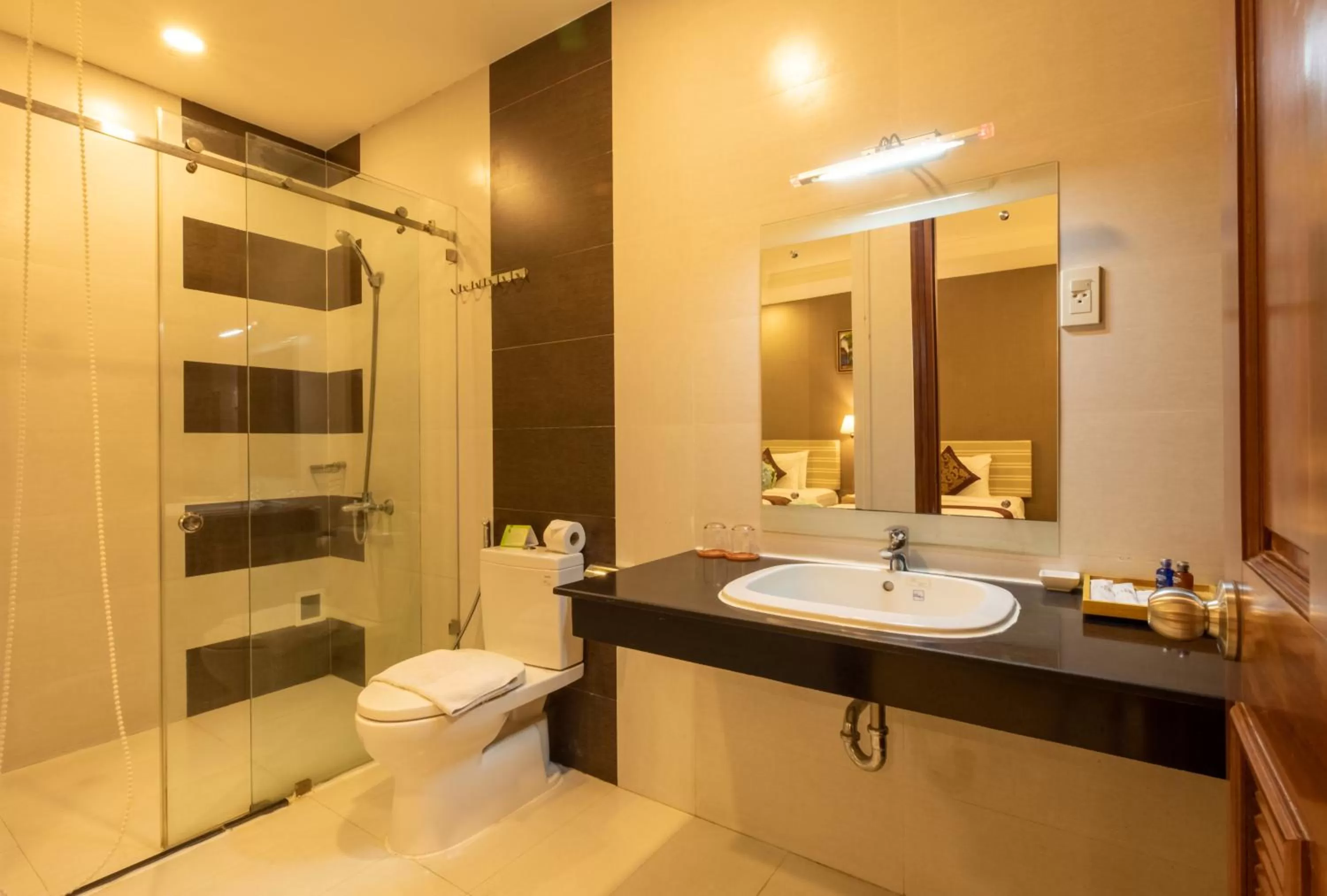 Shower in Airport Saigon Hotel - Gần ẩm thực đêm chợ Phạm Văn Hai