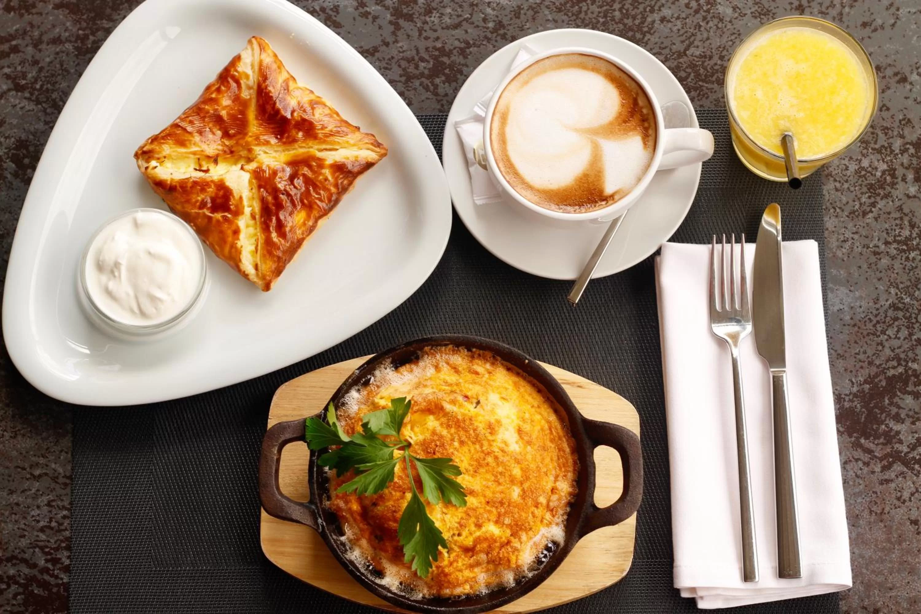 Restaurant/places to eat in Hotel Zeta