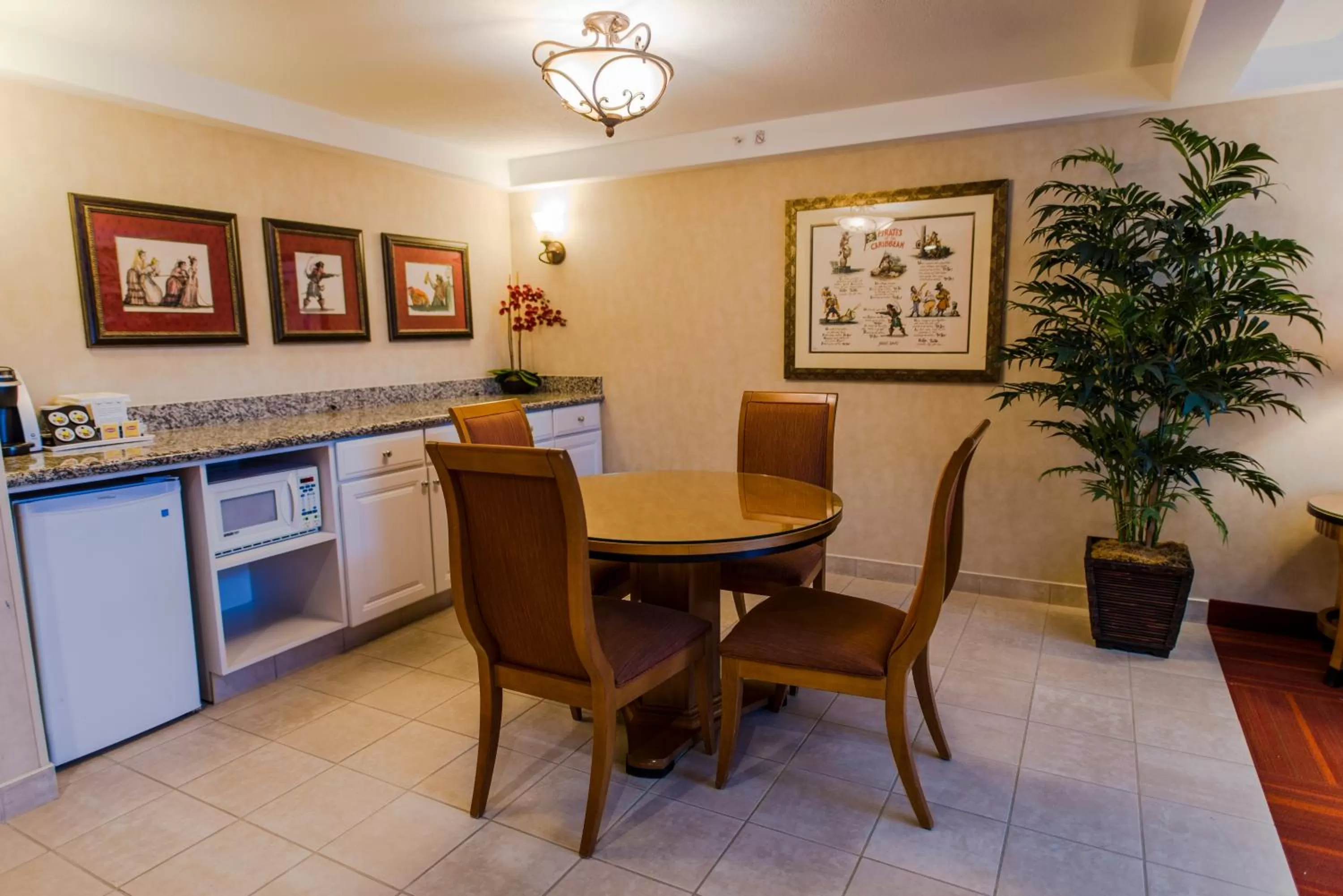 Dining area in Howard Johnson by Wyndham Anaheim Hotel & Water Playground