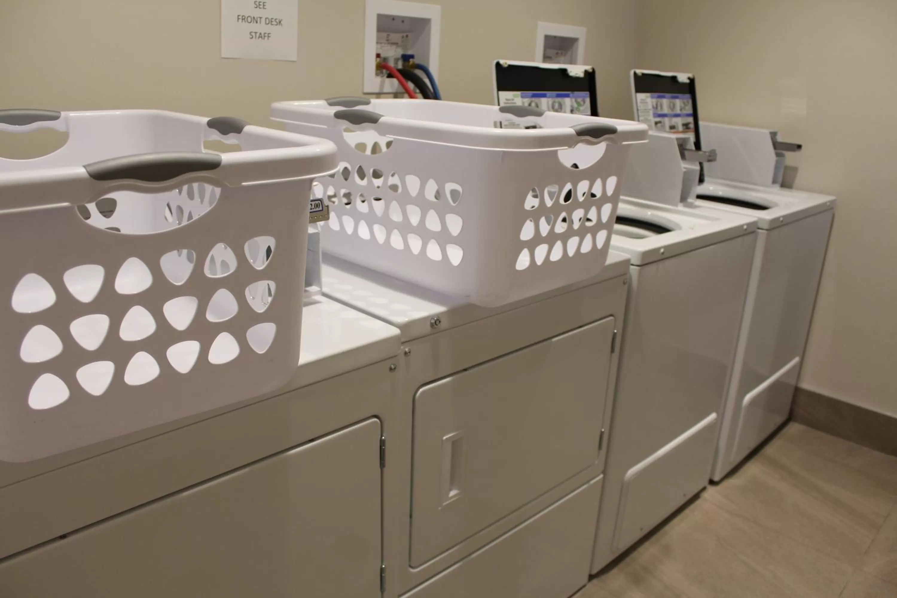 Kitchen/Kitchenette in Prairie Moon Inn & Suites Macklin