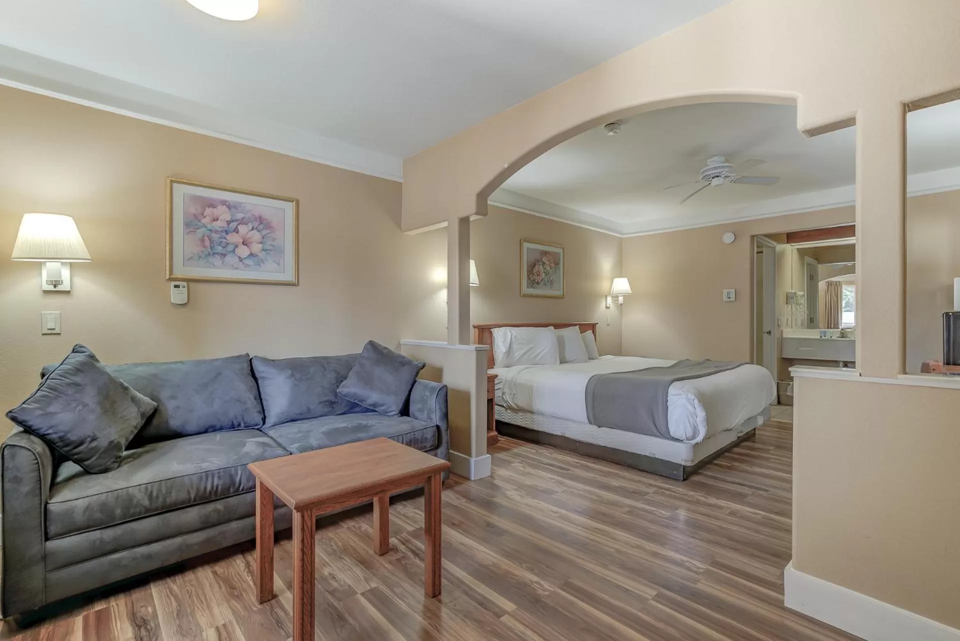 Bed in Shasta Pines Motel & Suites