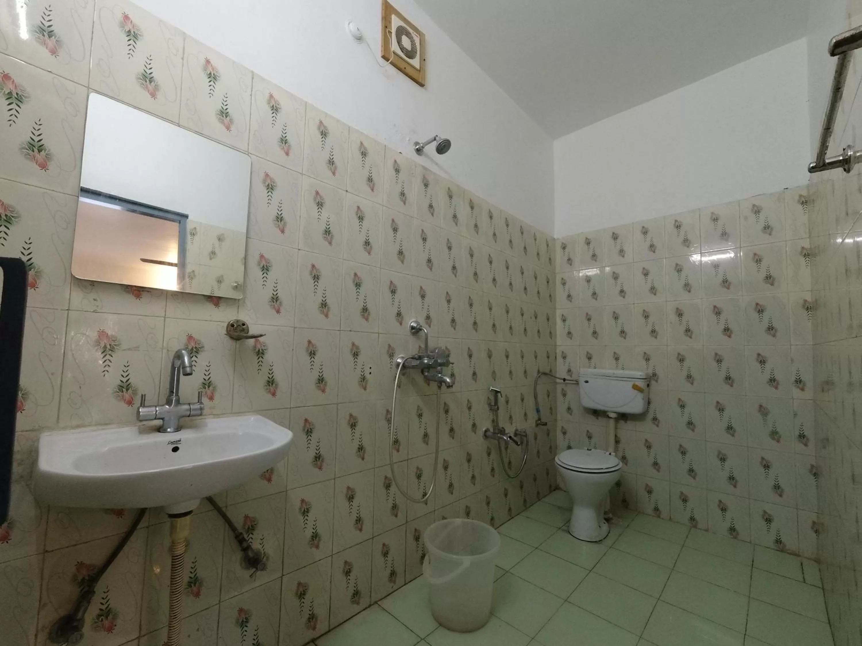 Bathroom in H7 Stay On The Ganges, Yoga & Spa Resort, Rishikesh