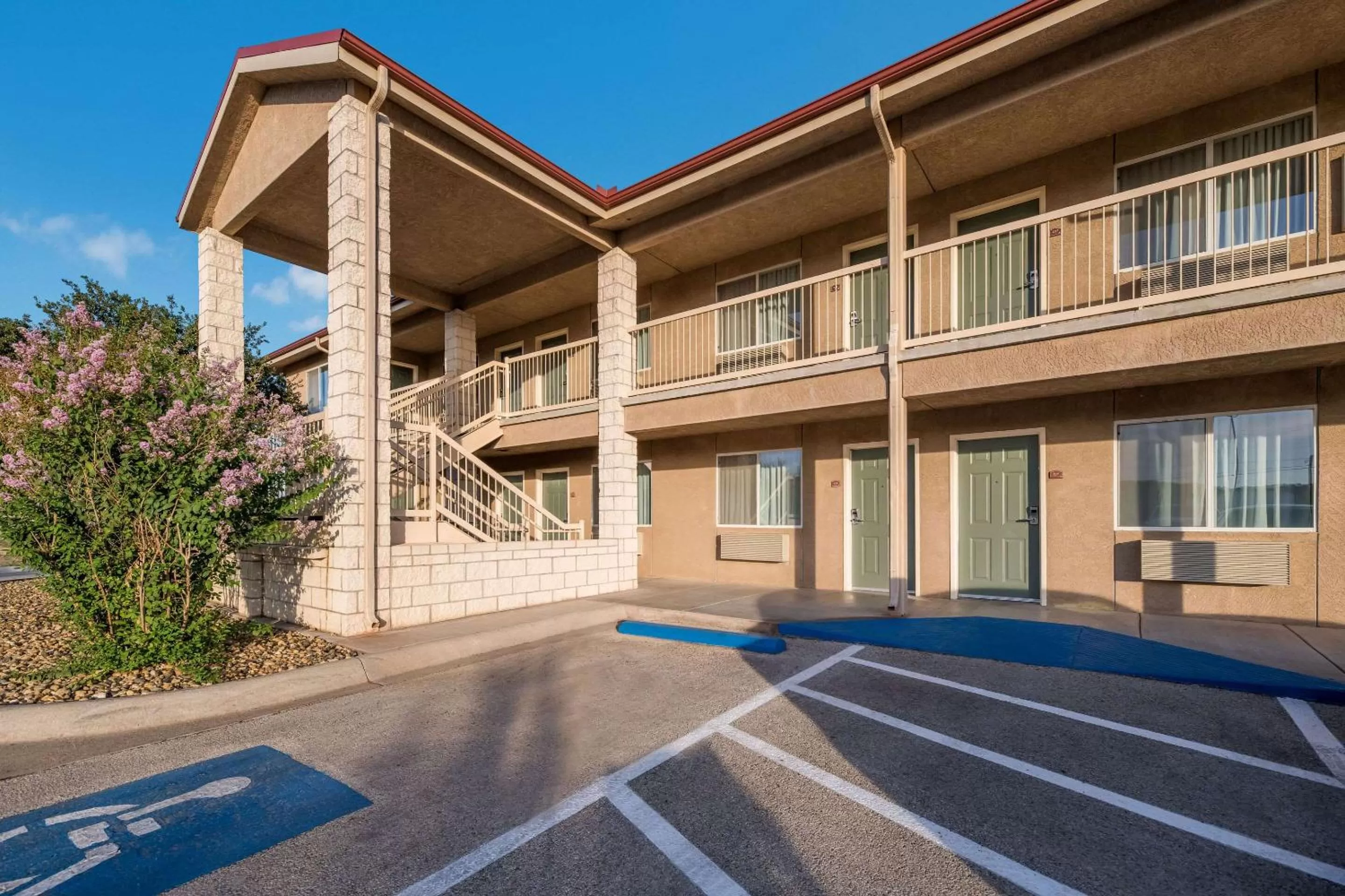 Property building in Quality Inn Sonora TX