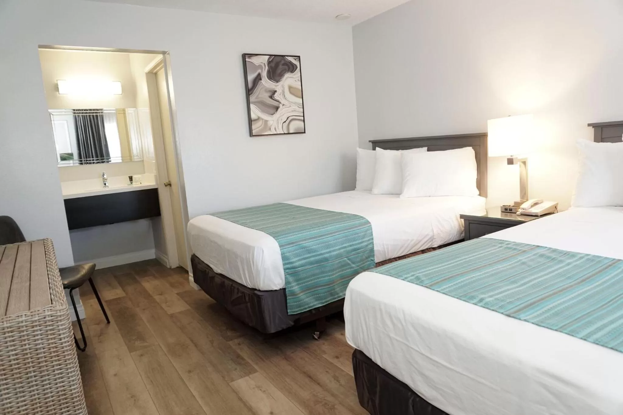 Bedroom, Bed in Riverleaf Inn Mission Valley