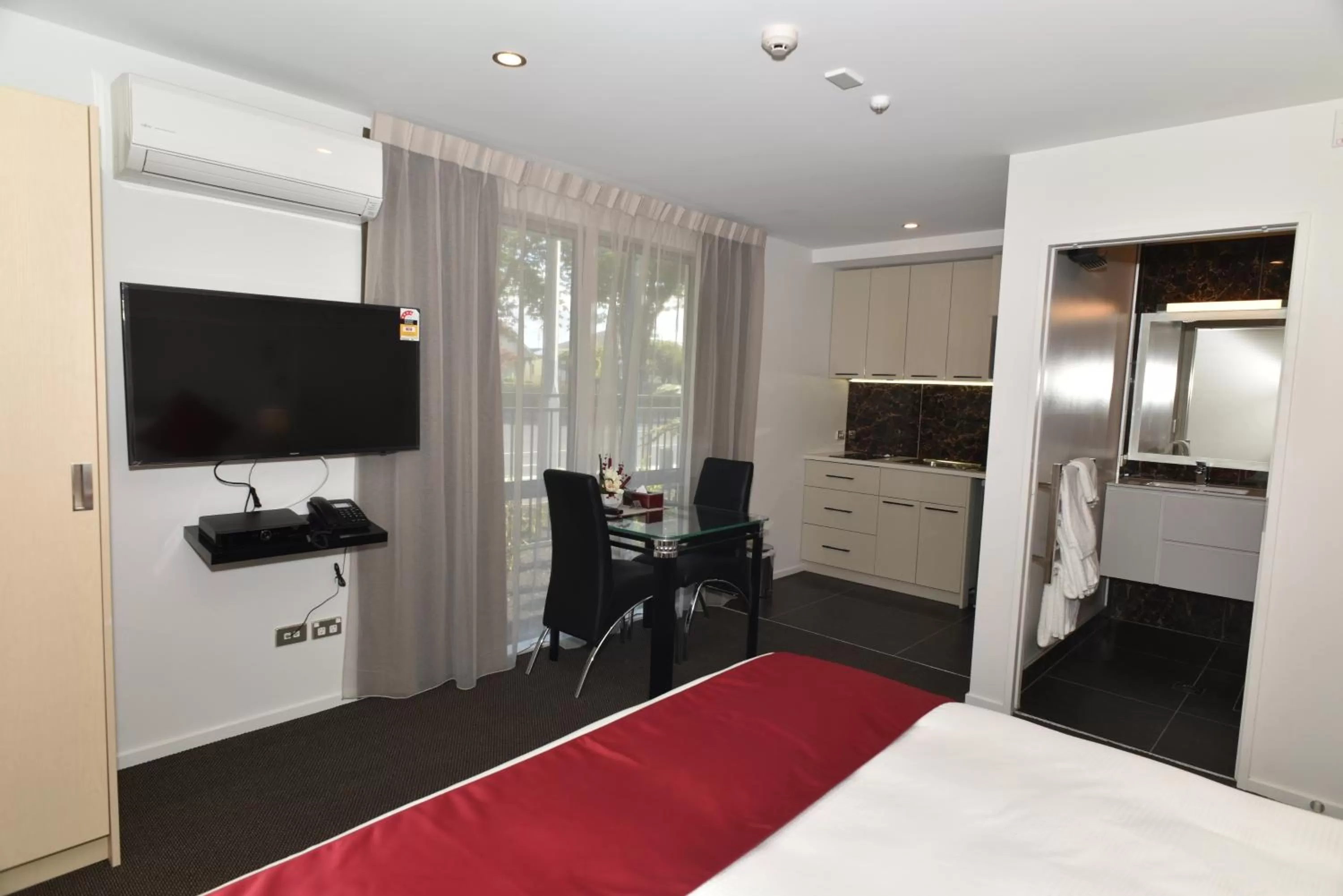 Bed in Bealey Plaza Motel