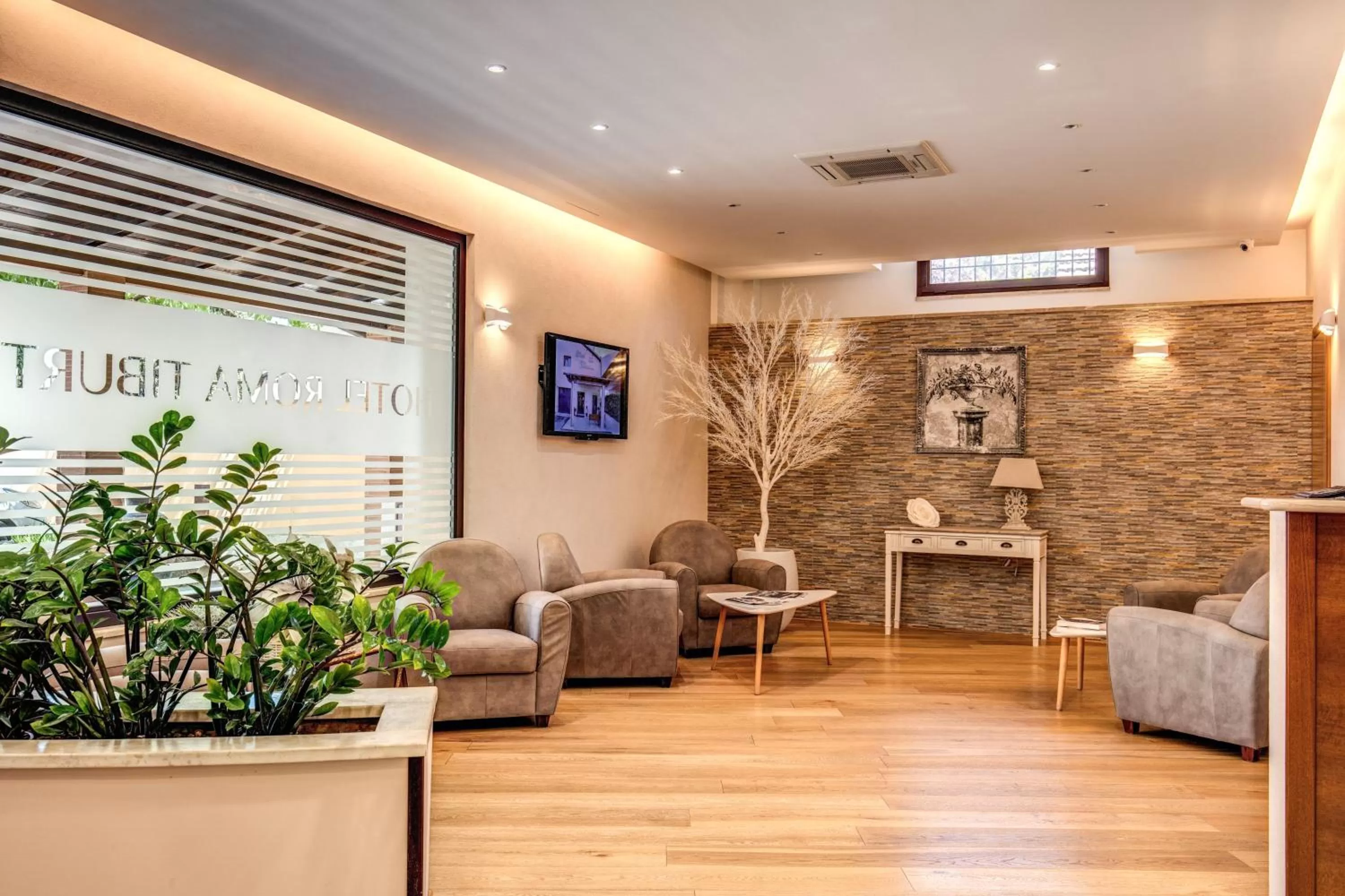 Communal lounge/ TV room in Hotel Roma Tiburtina Metro