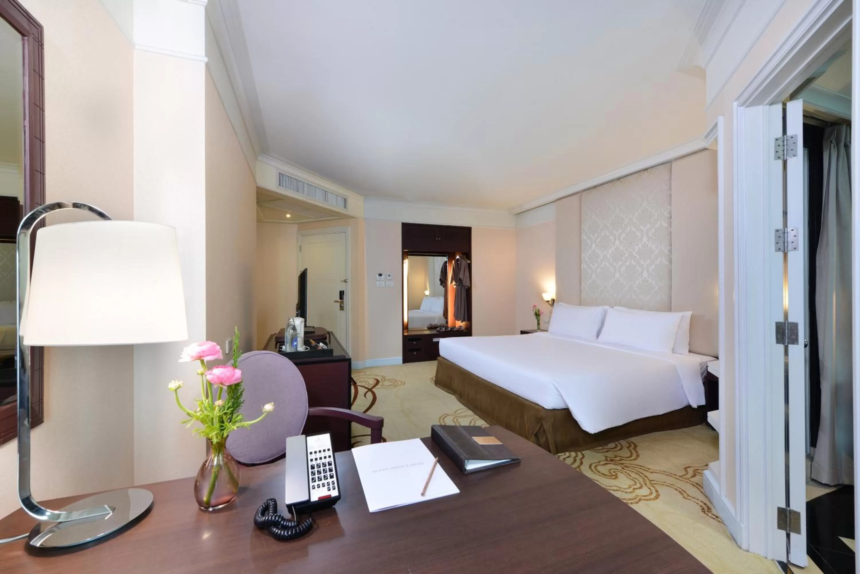 Bedroom, Bed in Miracle Grand Convention Hotel