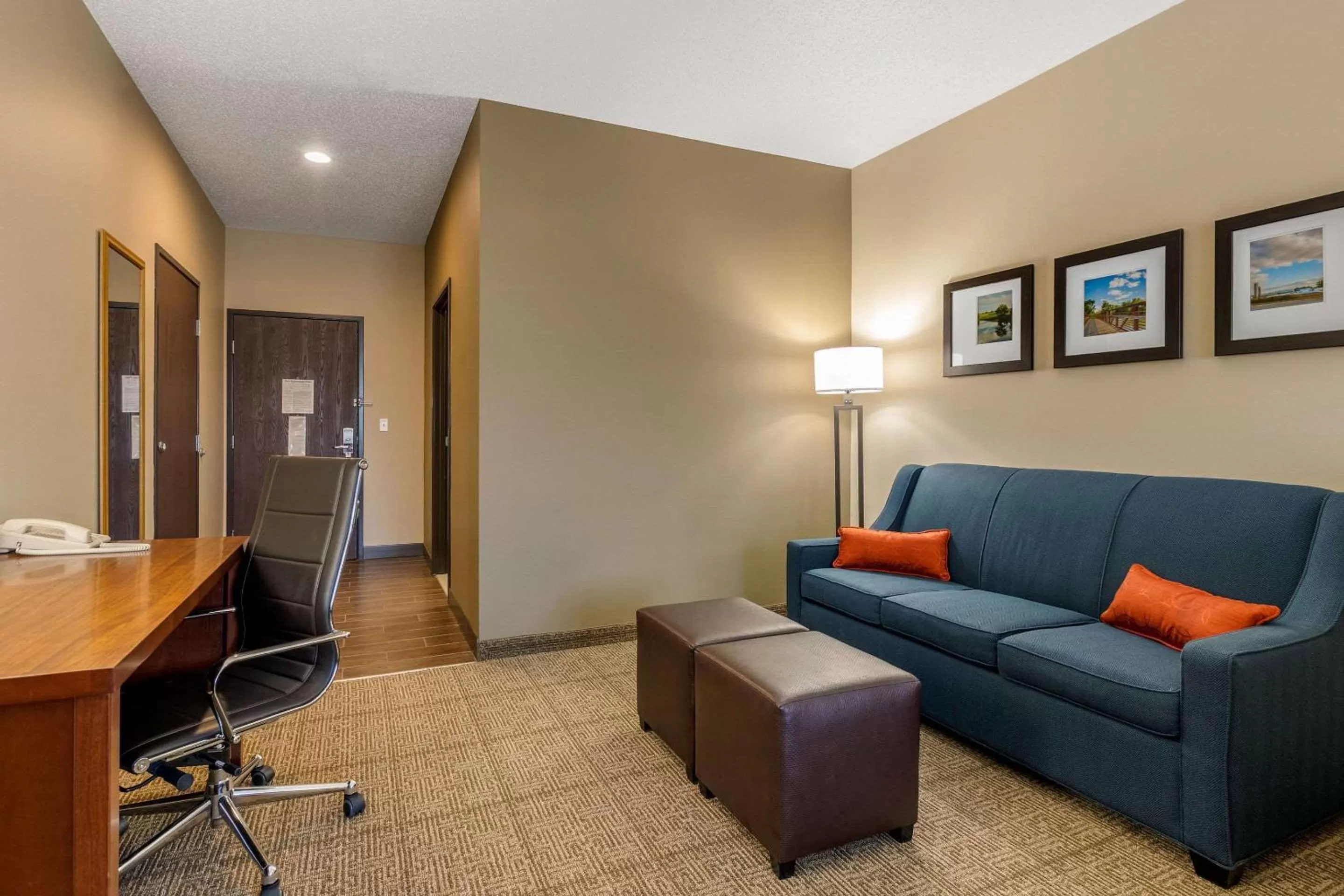 Photo of the whole room in Comfort Suites