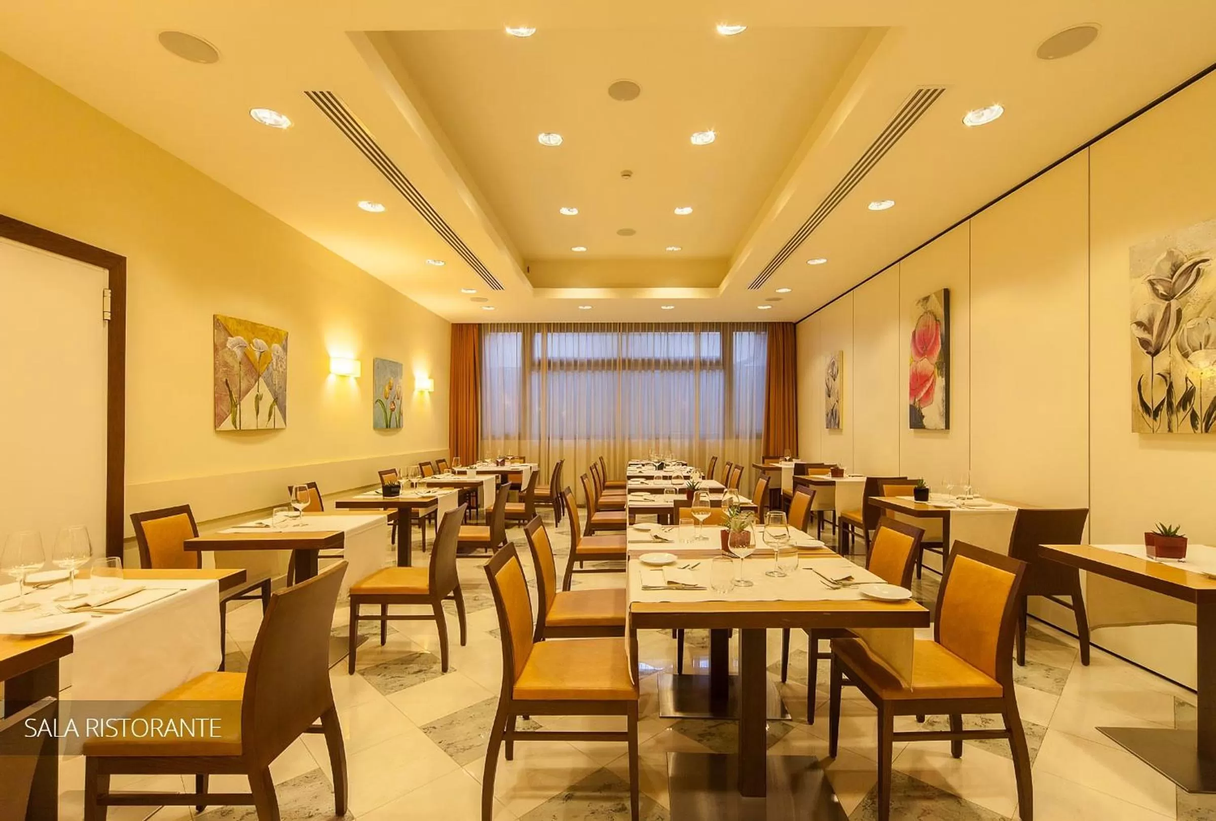 Restaurant/places to eat in NilHotel Florence