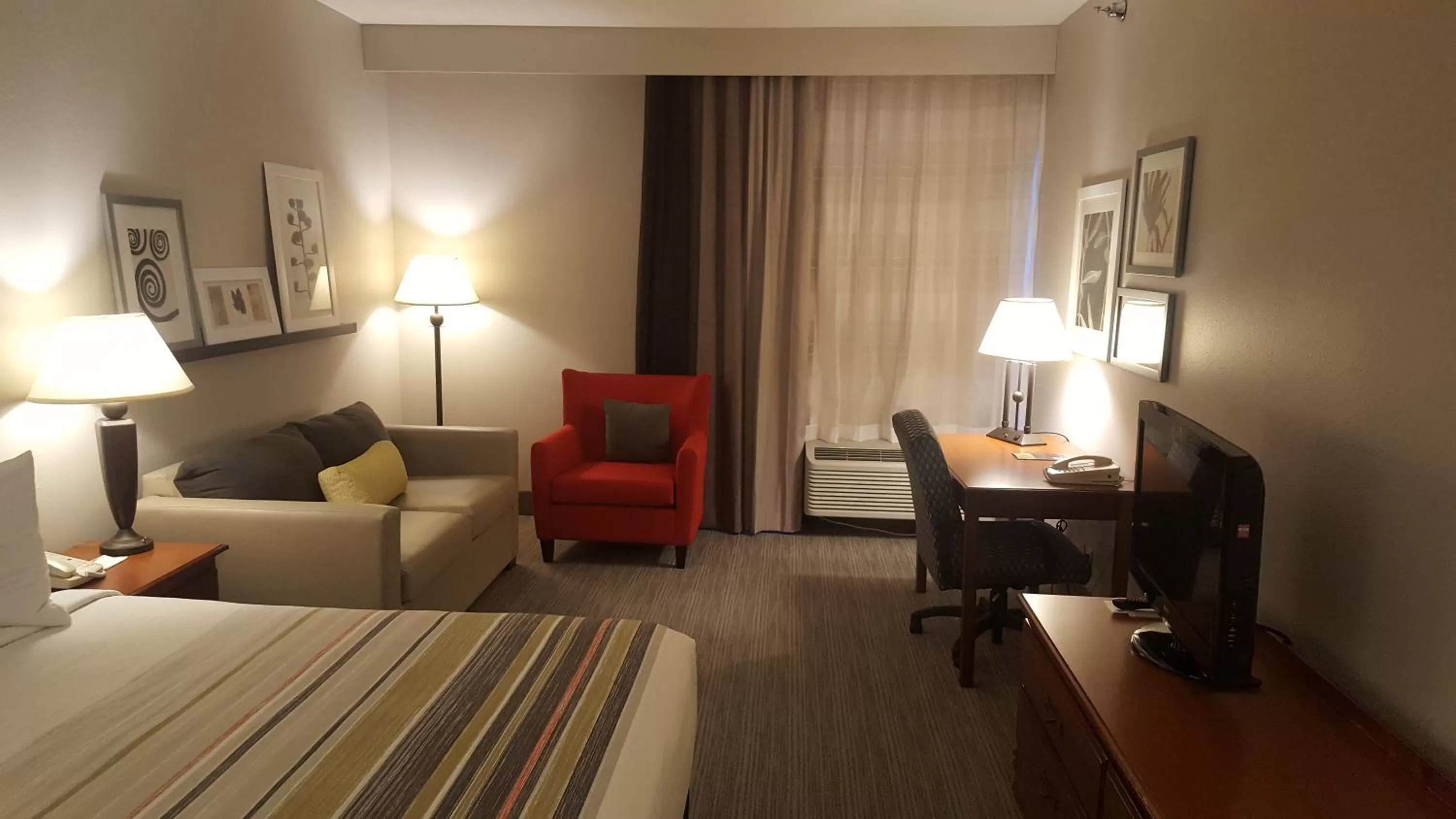 Seating area, Bed in Country Inn & Suites by Radisson, Bryant Little Rock , AR