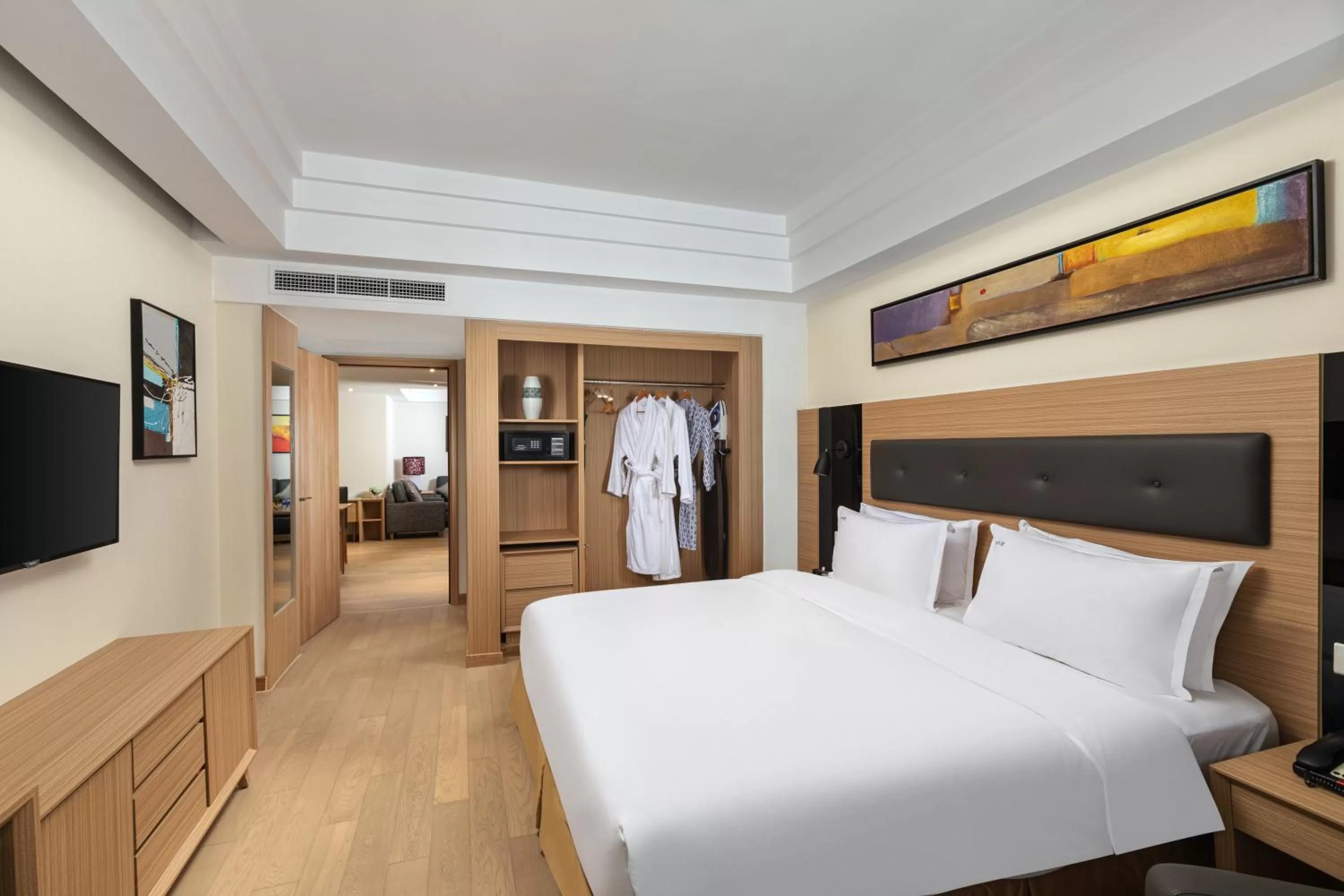 Photo of the whole room, Bed in Holiday Inn Shanghai Hongqiao Central, an IHG Hotel
