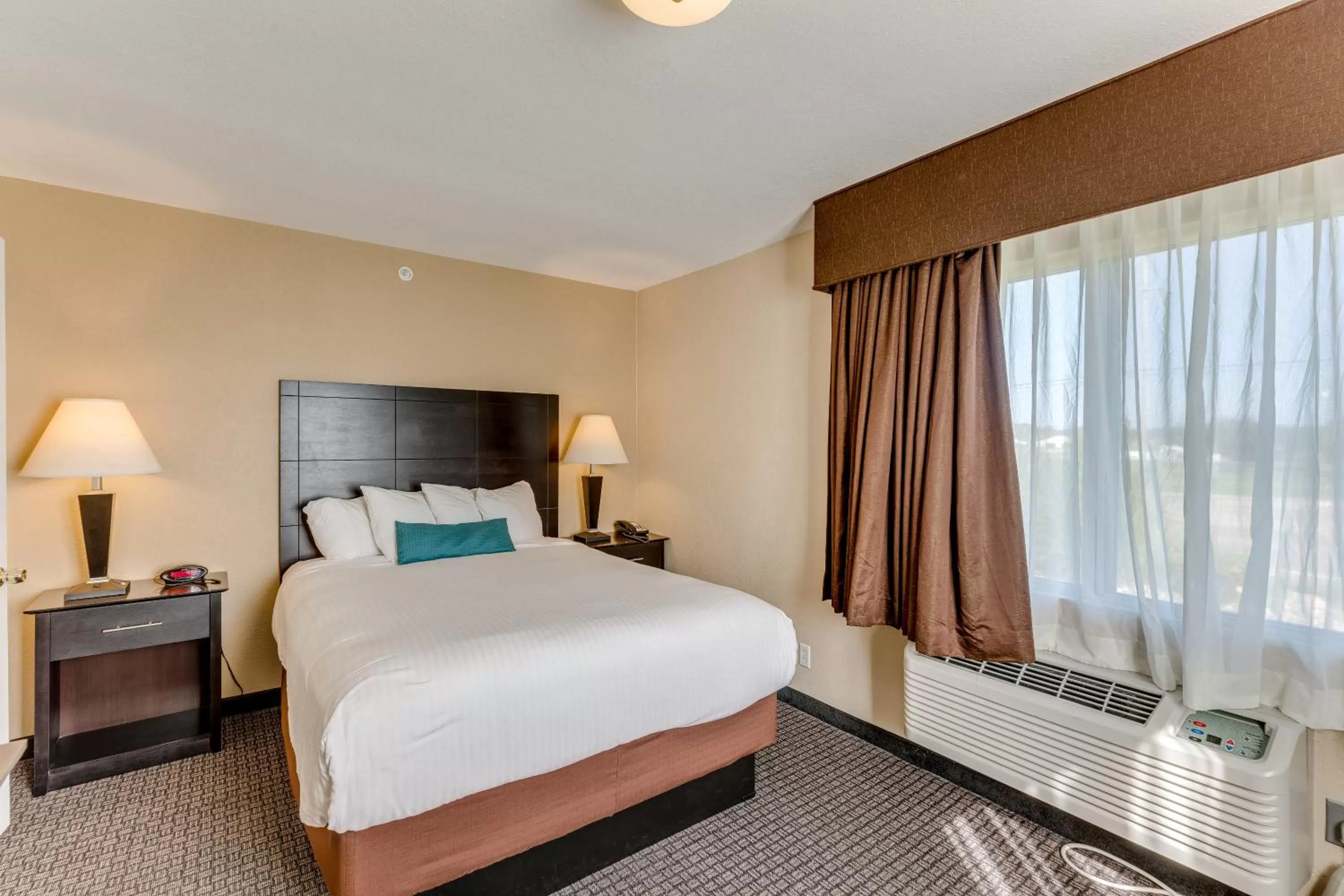 Bed in Best Western Lakewinds