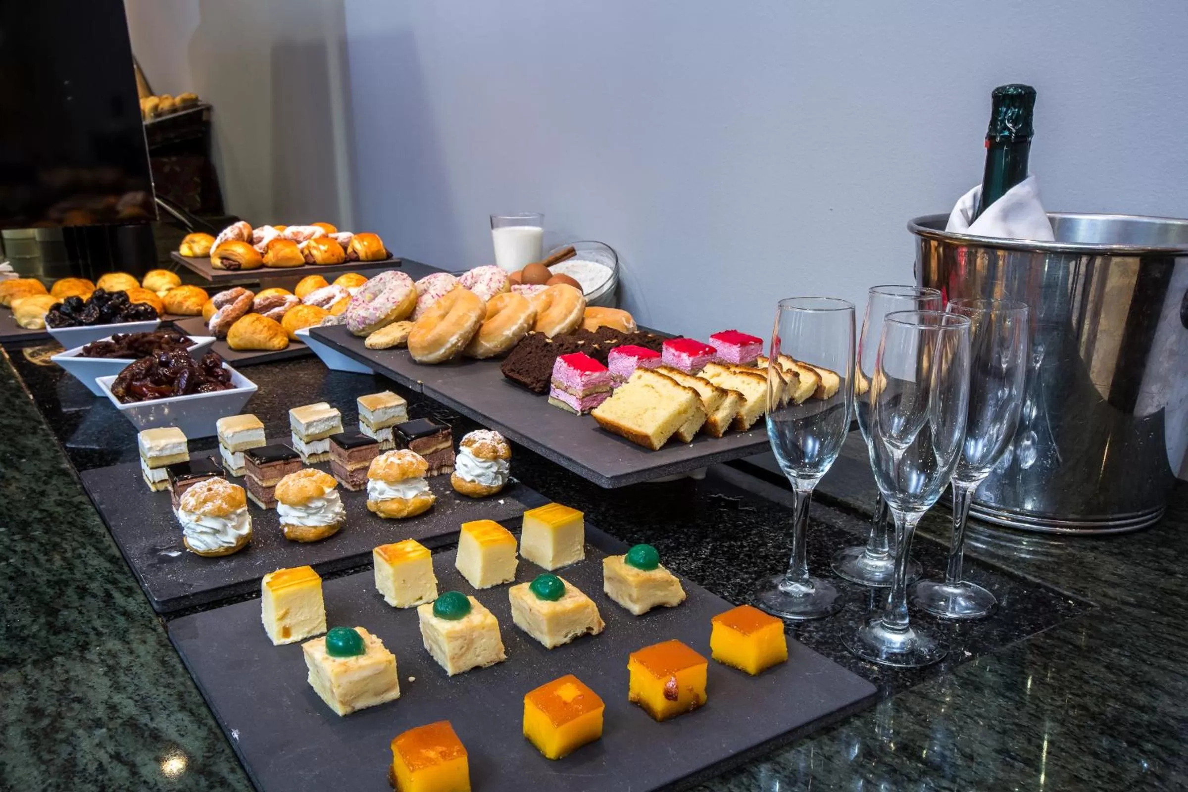 Buffet breakfast in Leonardo Hotel Granada