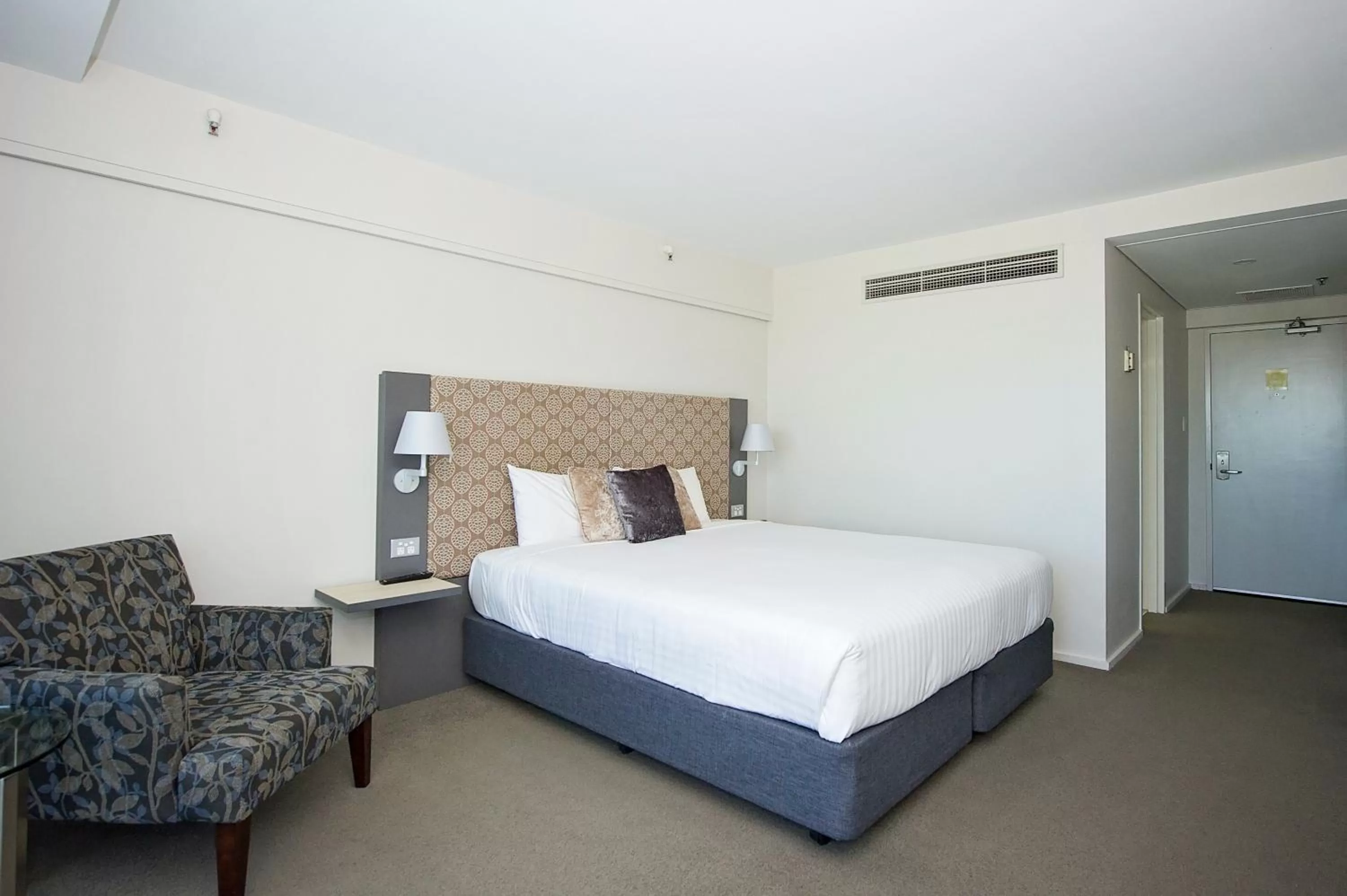 Restaurant/places to eat, Bed in The Lord Forrest Hotel