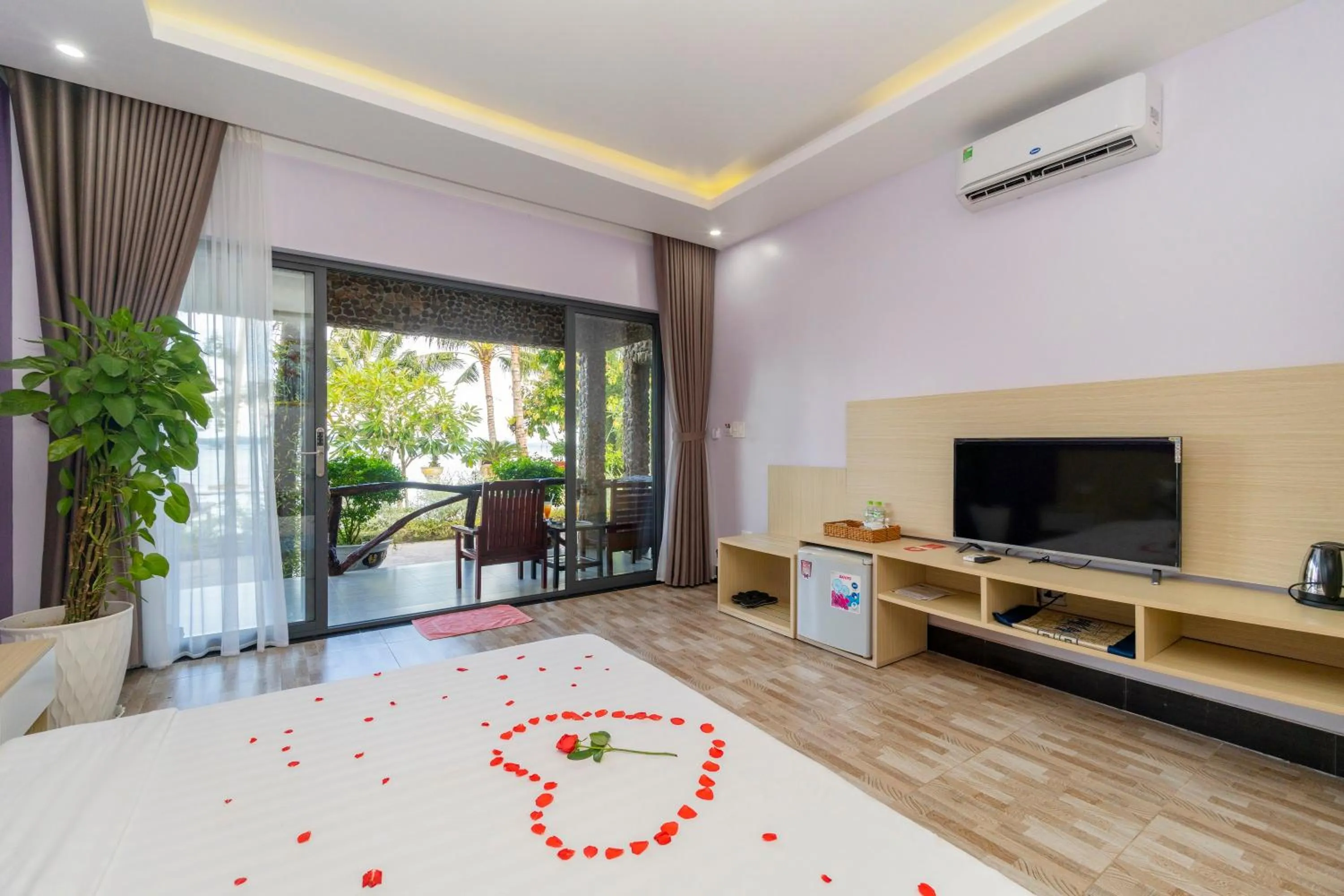 View (from property/room), Bed in Mai Phuong Resort Phu Quoc