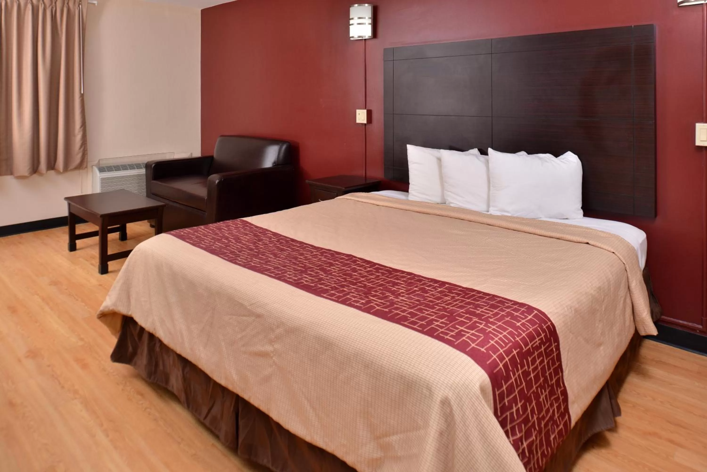 Photo of the whole room, Bed in Red Roof Inn Van Horn