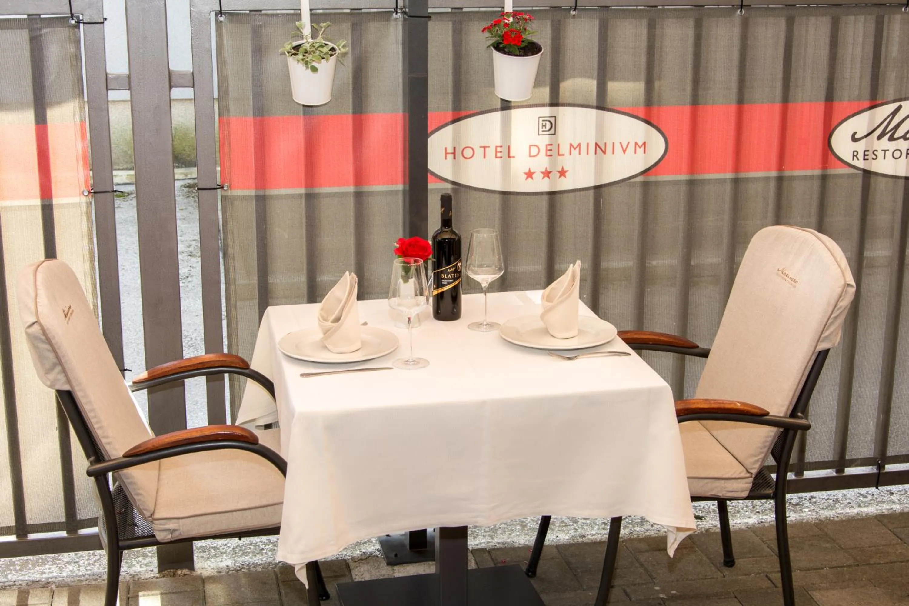 Restaurant/places to eat in Hotel Delminivm